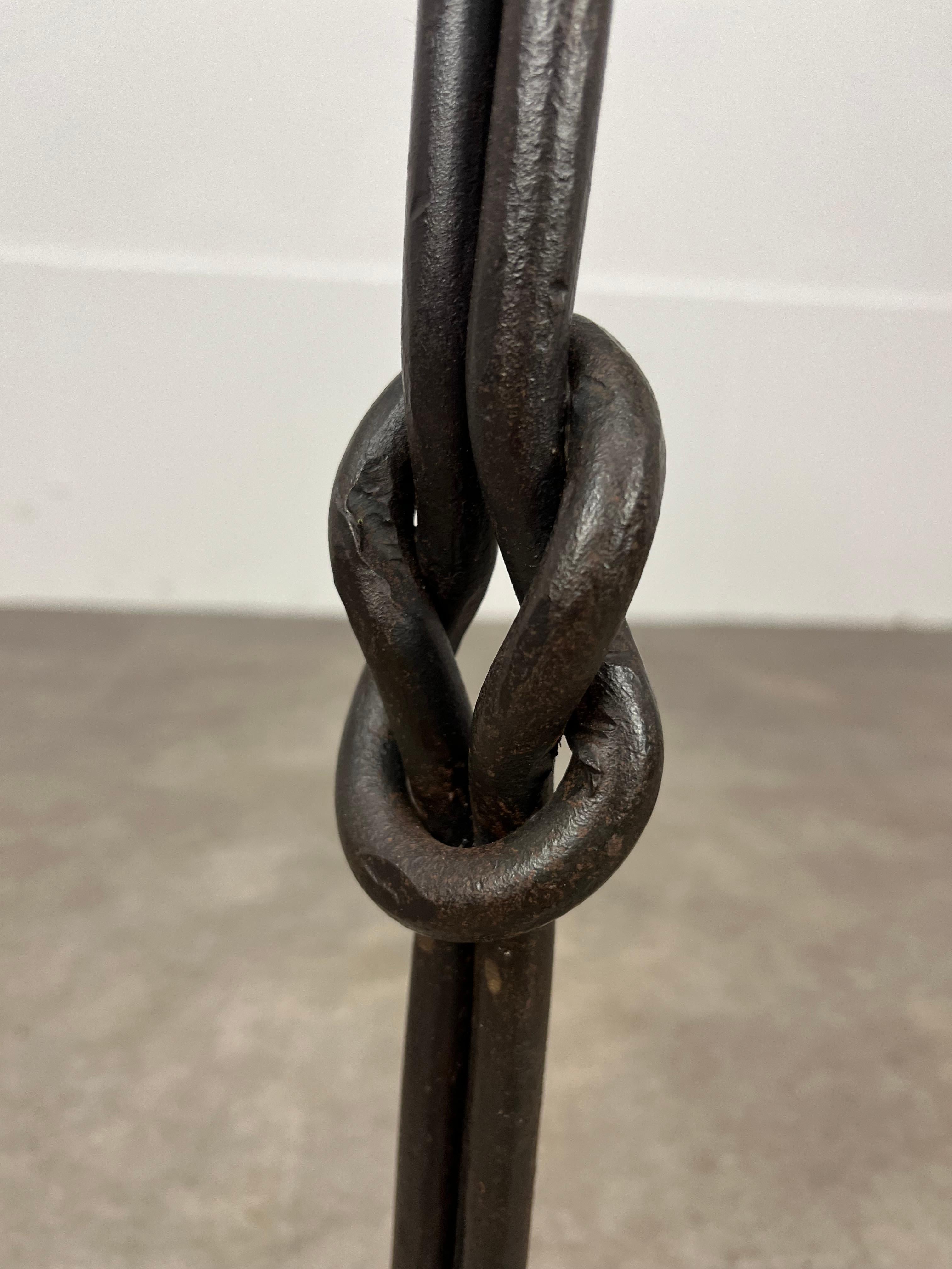 Großer brutalistischer schmiedeeiserner Bodenkandelaber-Kerzenhalter aus der Mitte des Jahrhunderts, Knoten im Angebot 2