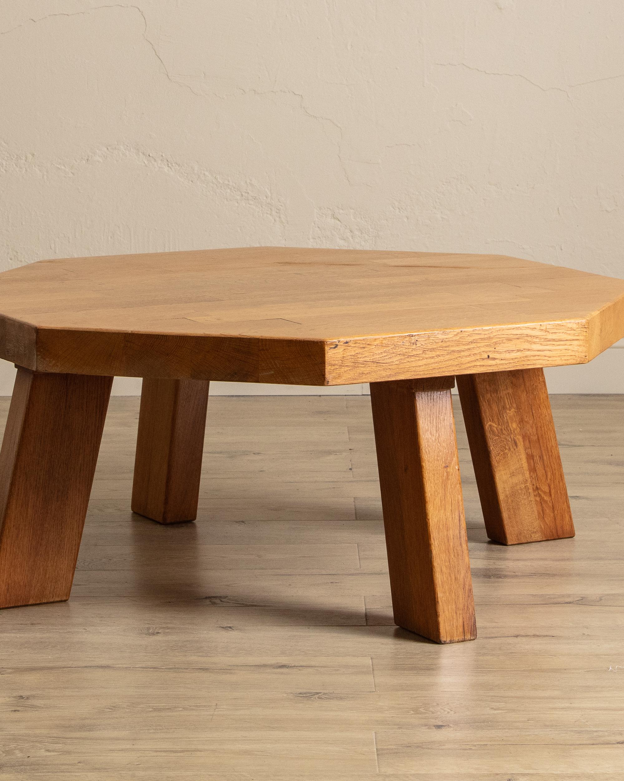 Großer brutalistischer achteckiger Eichen-Couchtisch mit Plattenplatte, Frankreich, 1960er Jahre (Brutalismus) im Angebot