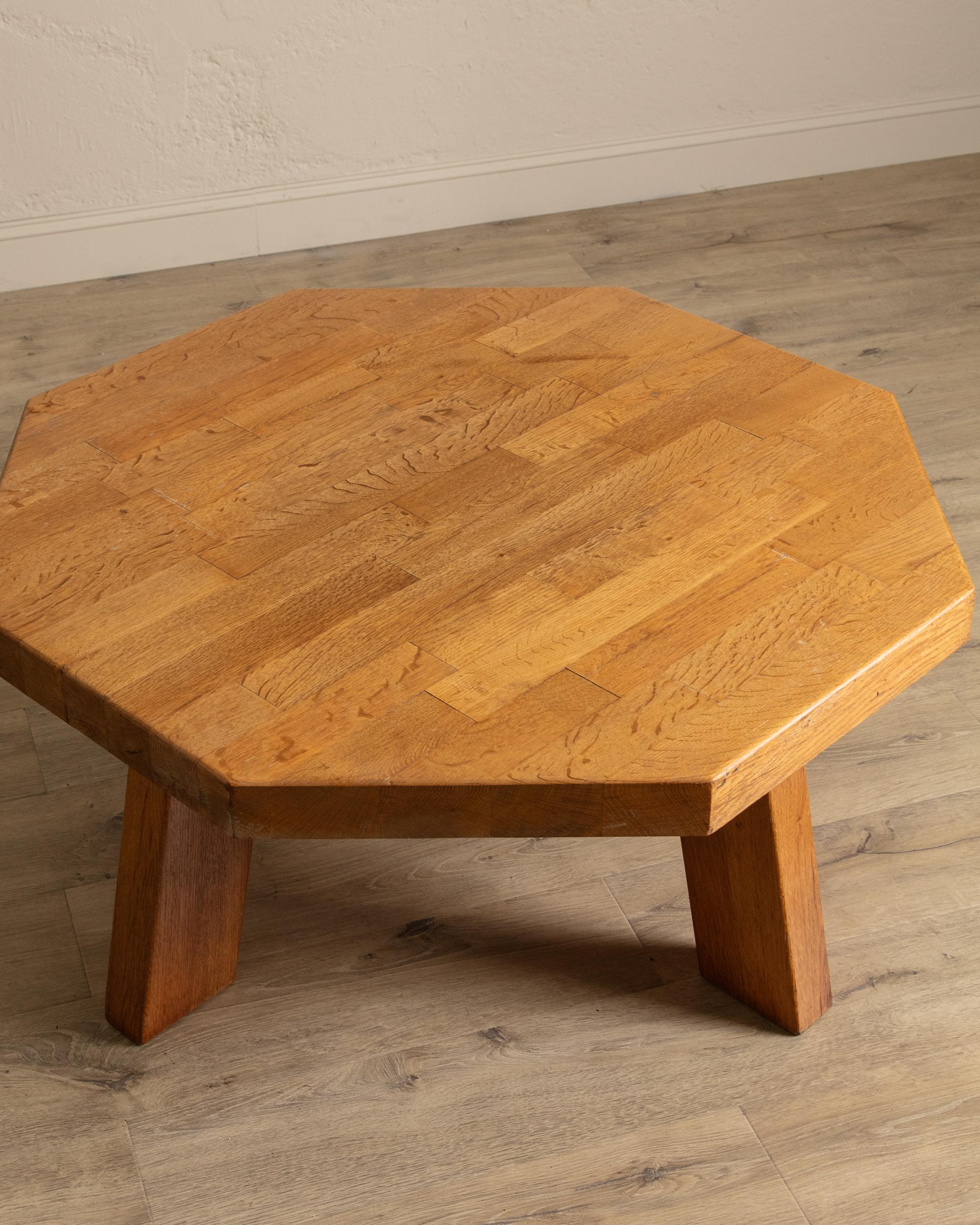 Großer brutalistischer achteckiger Eichen-Couchtisch mit Plattenplatte, Frankreich, 1960er Jahre (Französisch) im Angebot