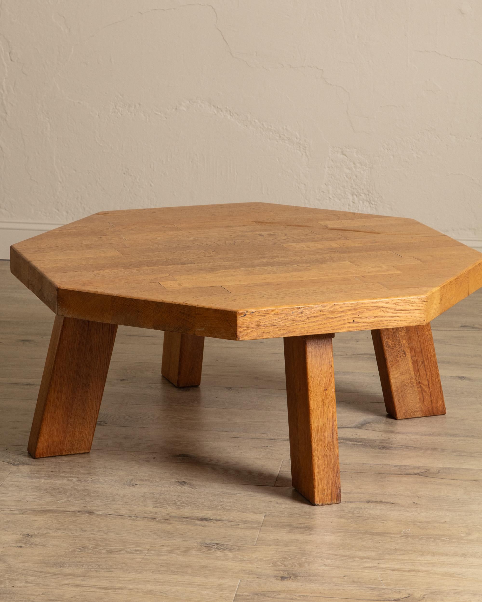 Großer brutalistischer achteckiger Eichen-Couchtisch mit Plattenplatte, Frankreich, 1960er Jahre (Holz) im Angebot