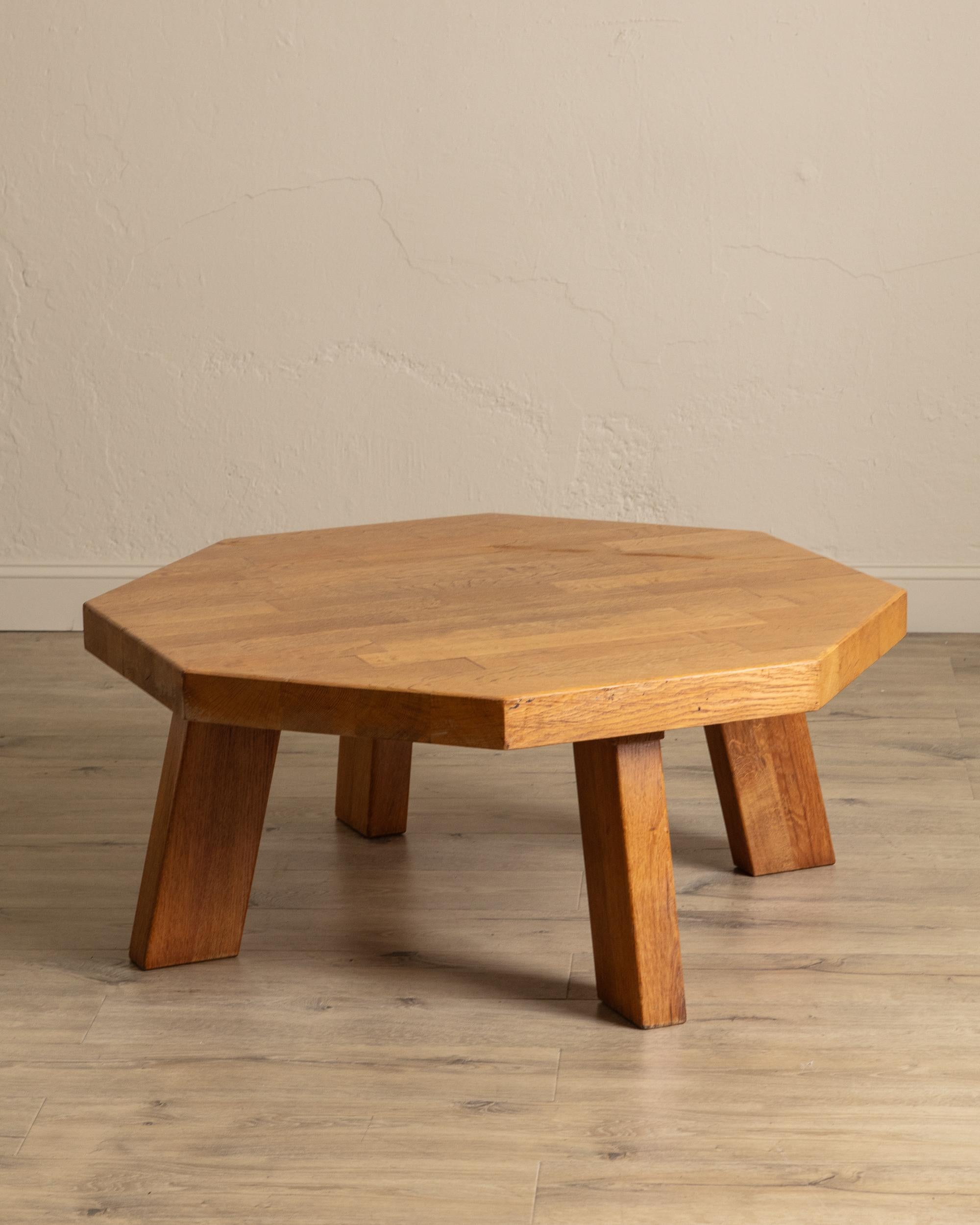 Großer brutalistischer achteckiger Eichen-Couchtisch mit Plattenplatte, Frankreich, 1960er Jahre im Angebot 1