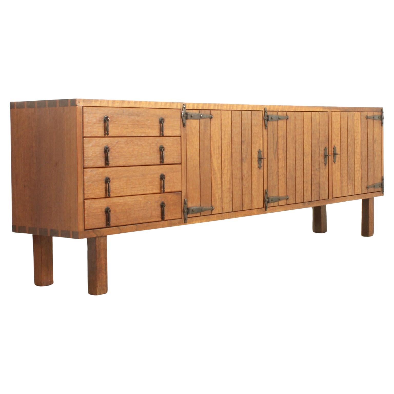 Großes brutalistisches Sideboard mit Dekor à la Gouge im Stil von Jean Touret im Angebot