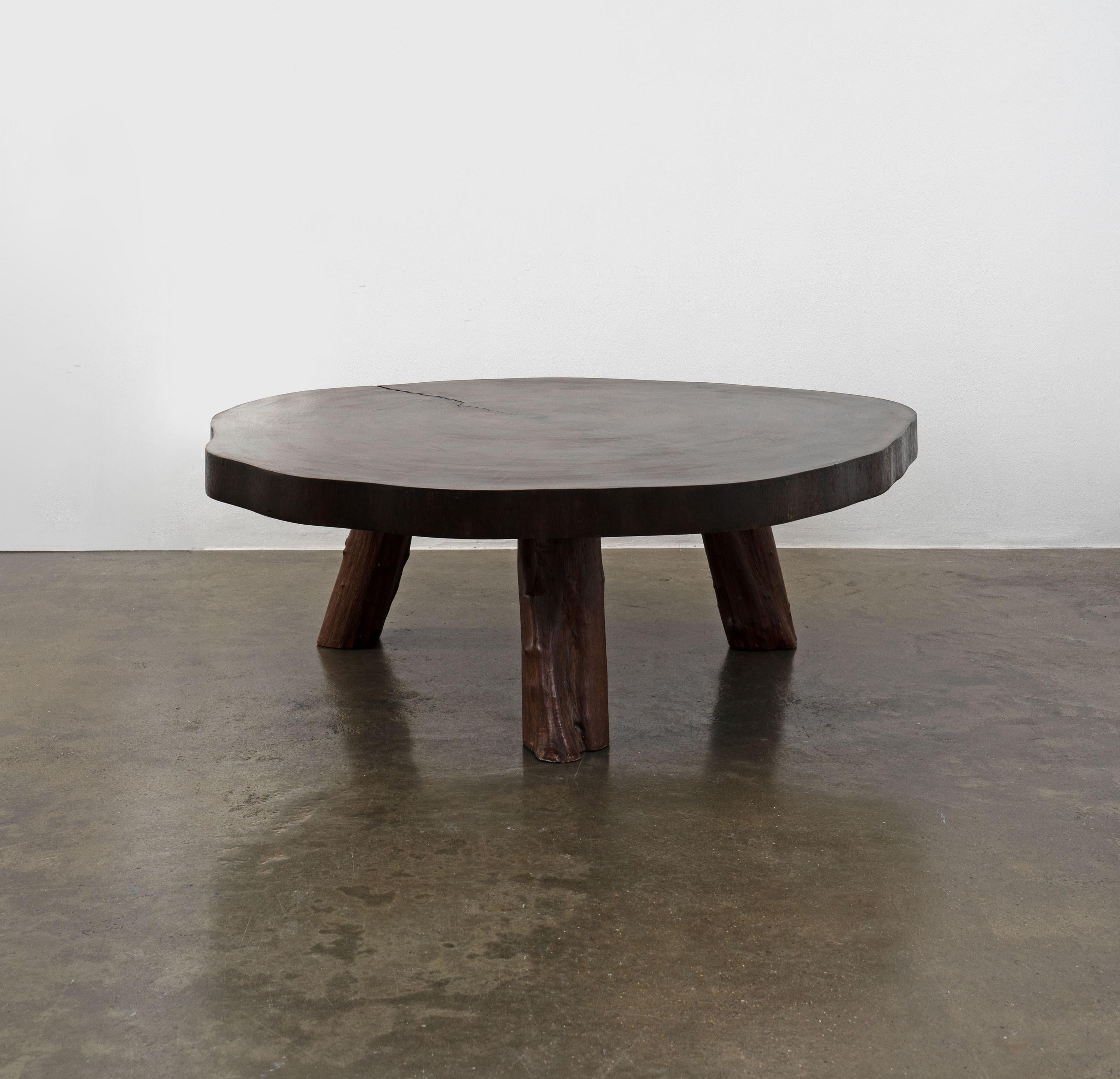 Un grande tavolino sudamericano di metà secolo realizzato da Furio Guerci. Realizzato con una lastra di quercia di 9 cm di spessore sostenuta da spesse gambe di rami di quercia. 

Dimensioni (cm, circa):
Altezza: 52
Larghezza: 150
Profondità: