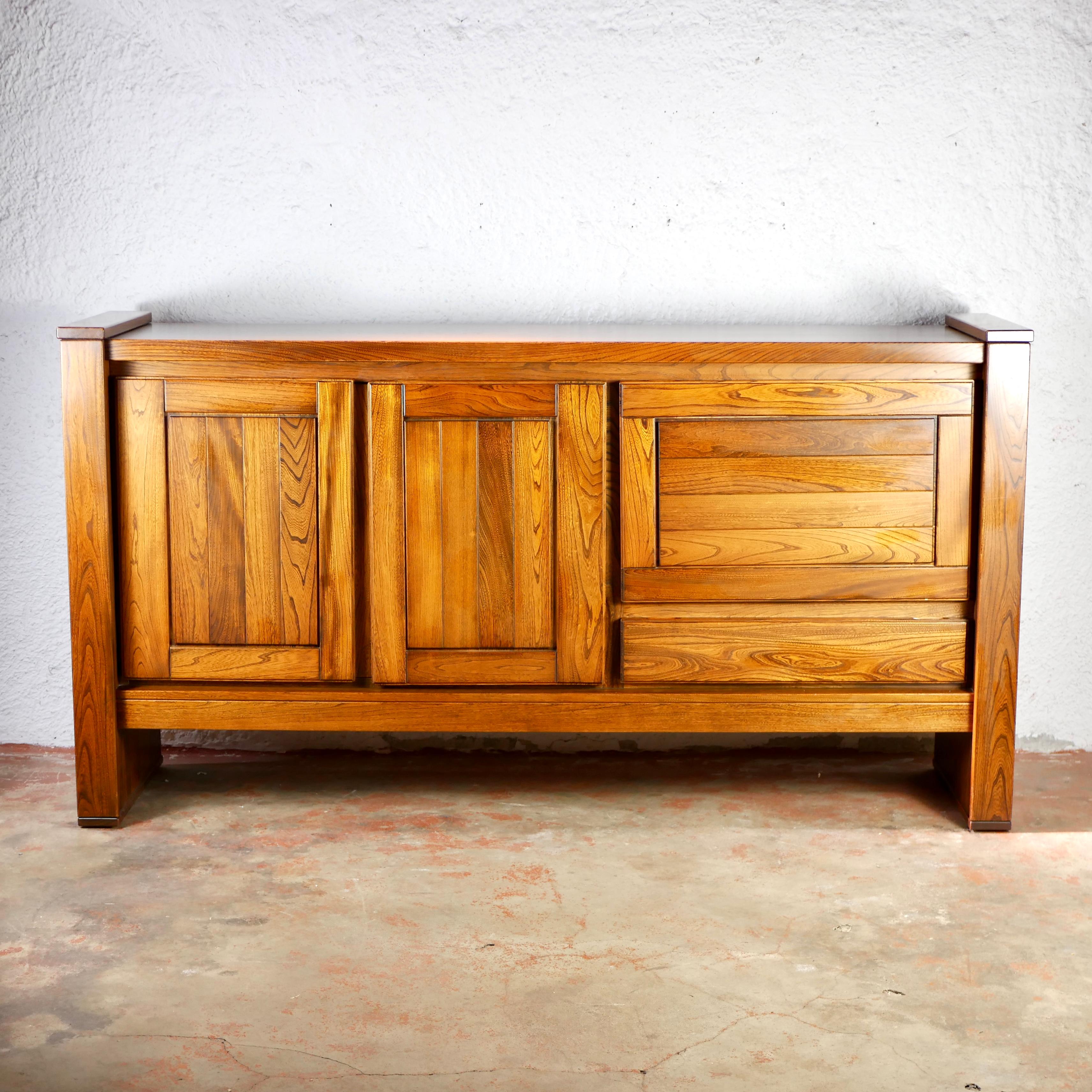 Gorgeous buffet or high sideboard in solid French elm wood, attributed to Maison Regain, from the 1980s
Beautiful elm tint, high quality fabrication and details, really sturdy and in very good condition.
One buffet side with 1 shelf, one side to