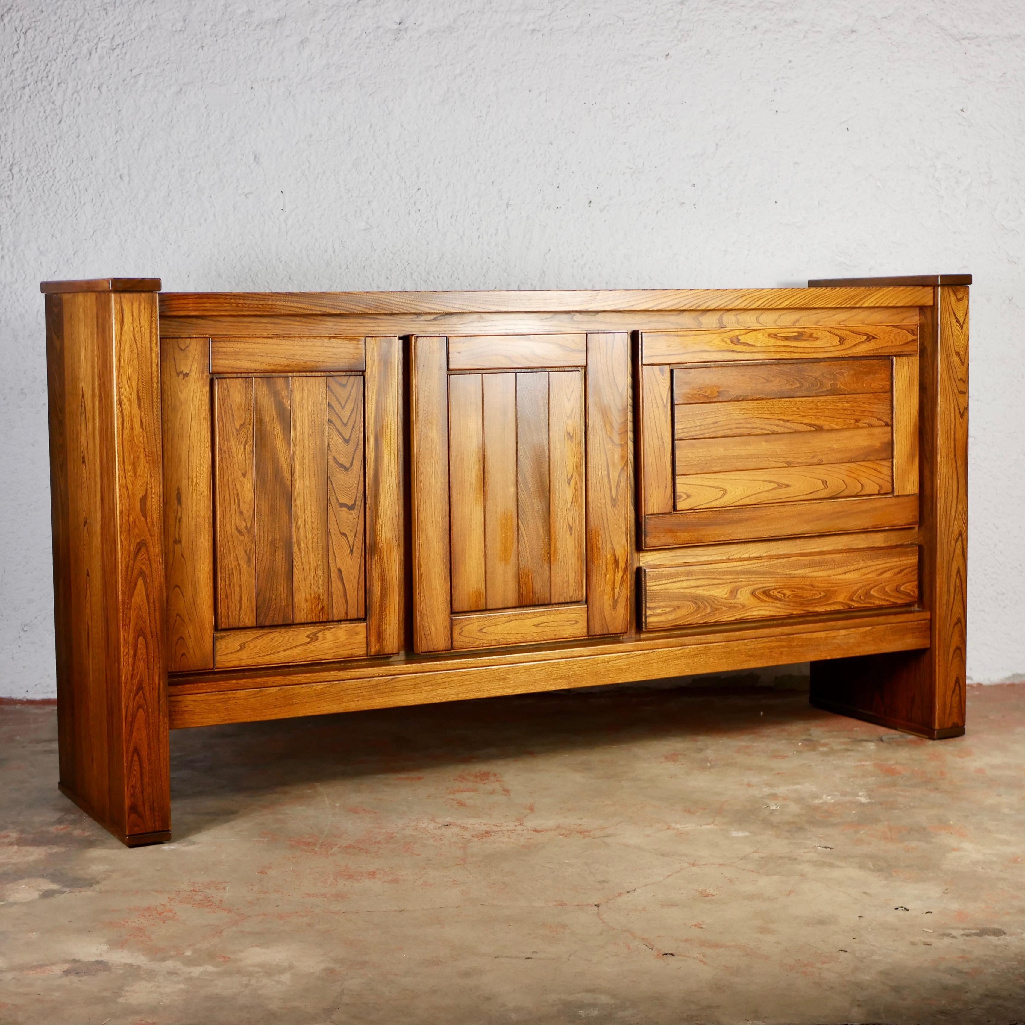 French Large brutalist solid elm buffet or sideboard from Maison Regain, 1980s, France For Sale