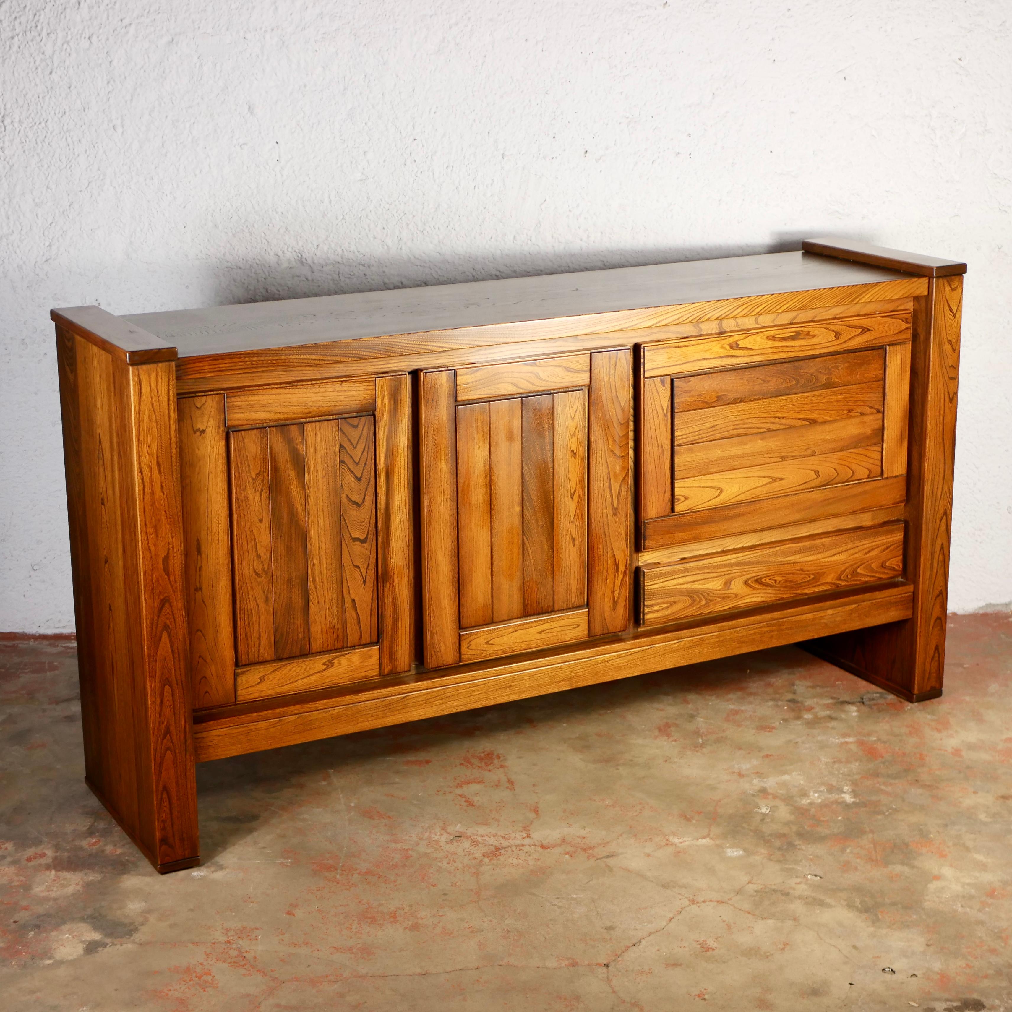 Large brutalist solid elm buffet or sideboard from Maison Regain, 1980s, France In Good Condition For Sale In Lyon, FR