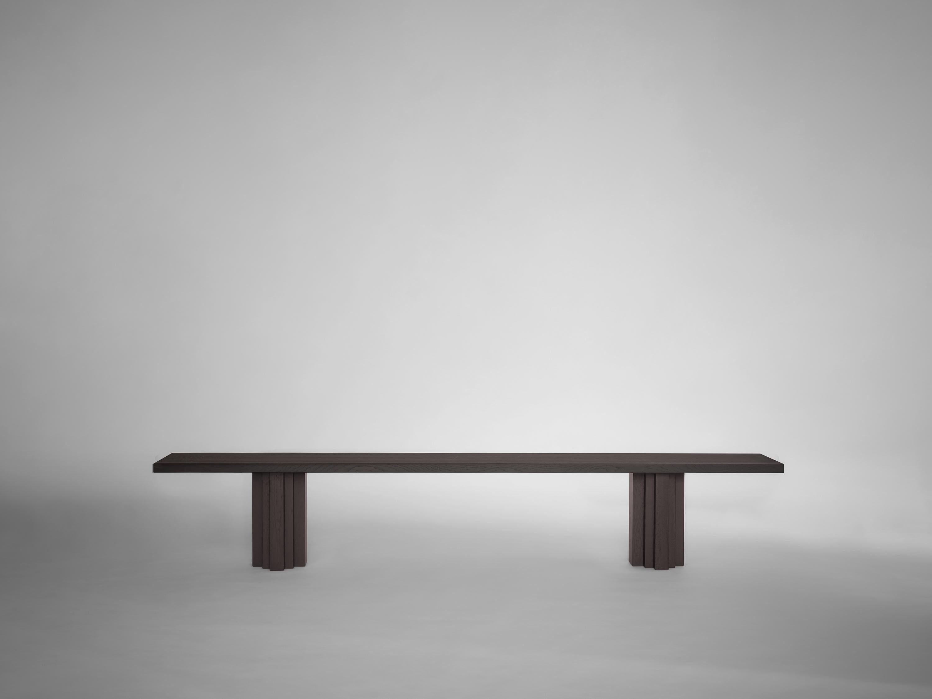 Die Collection'S Brut lehnt sich an den Brutalismus und die Architektur der Amsterdamer Schule an. Ein Gleichgewicht von roher MATERIALität und zurückhaltenden Formen mit geometrisch ausdrucksstarken Details. Die Brut Slim Bank dient als
