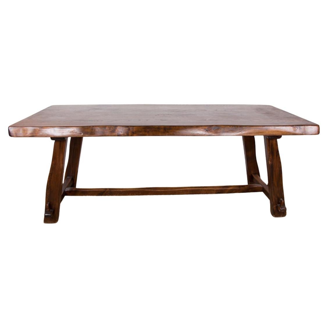Gran mesa de comedor de estilo brutalista en olmo macizo, estilo Olavi Hanninen, década de 1960.
