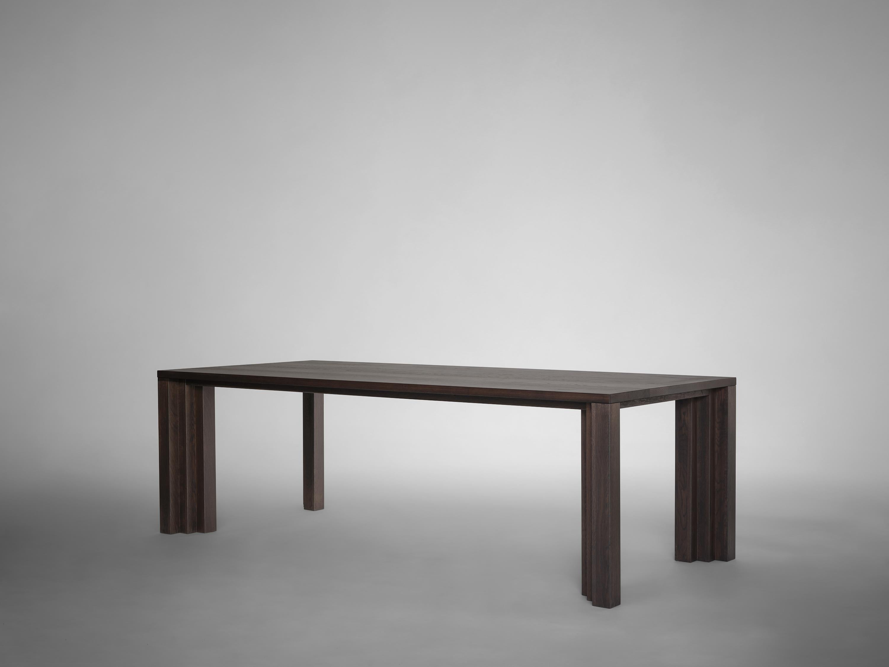 Fait main Grande table brutaliste en chêne français massif brun foncé - Cadence by Mokko en vente