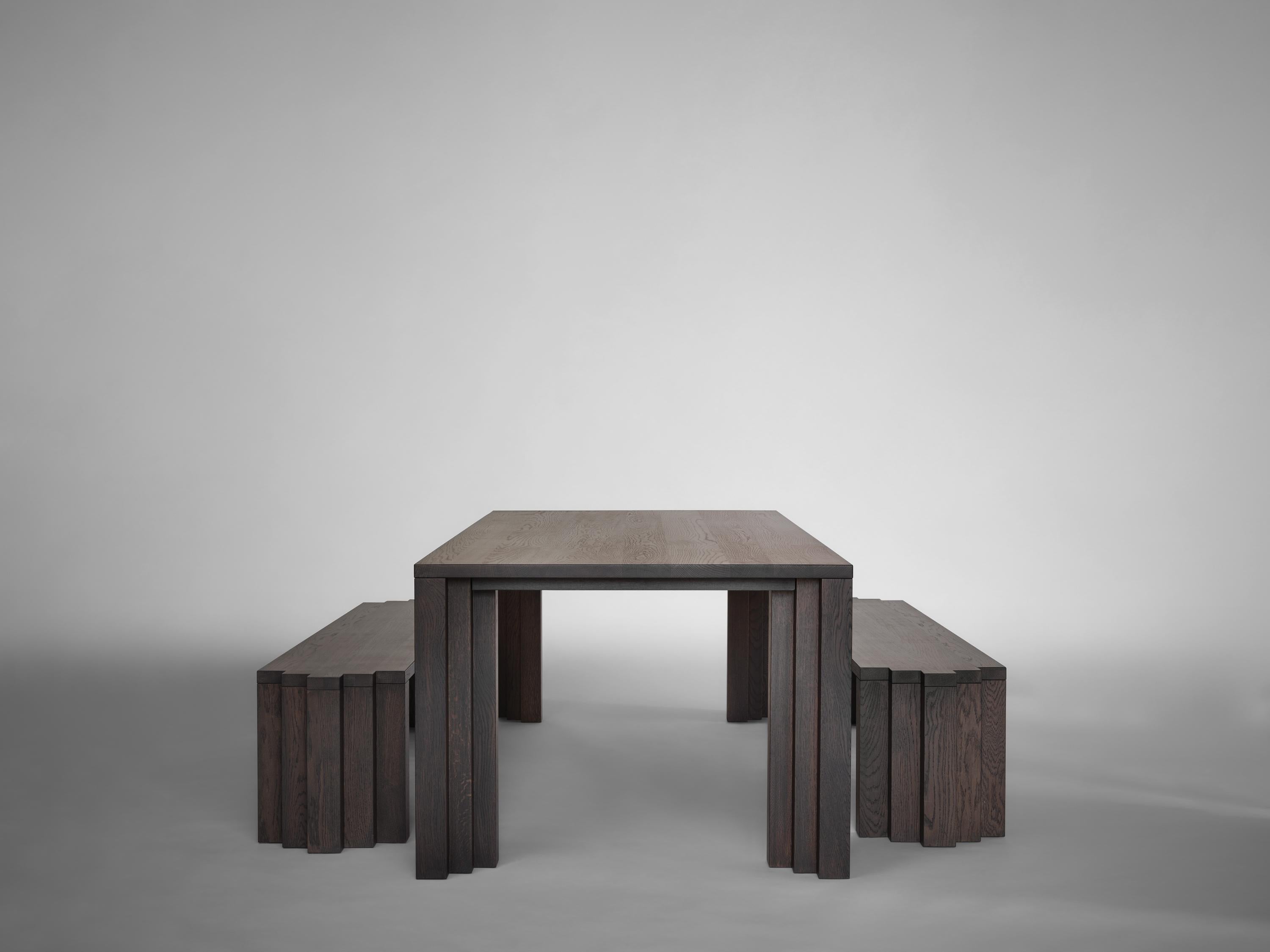 XXIe siècle et contemporain Grande table brutaliste en chêne français massif brun foncé - Cadence by Mokko en vente