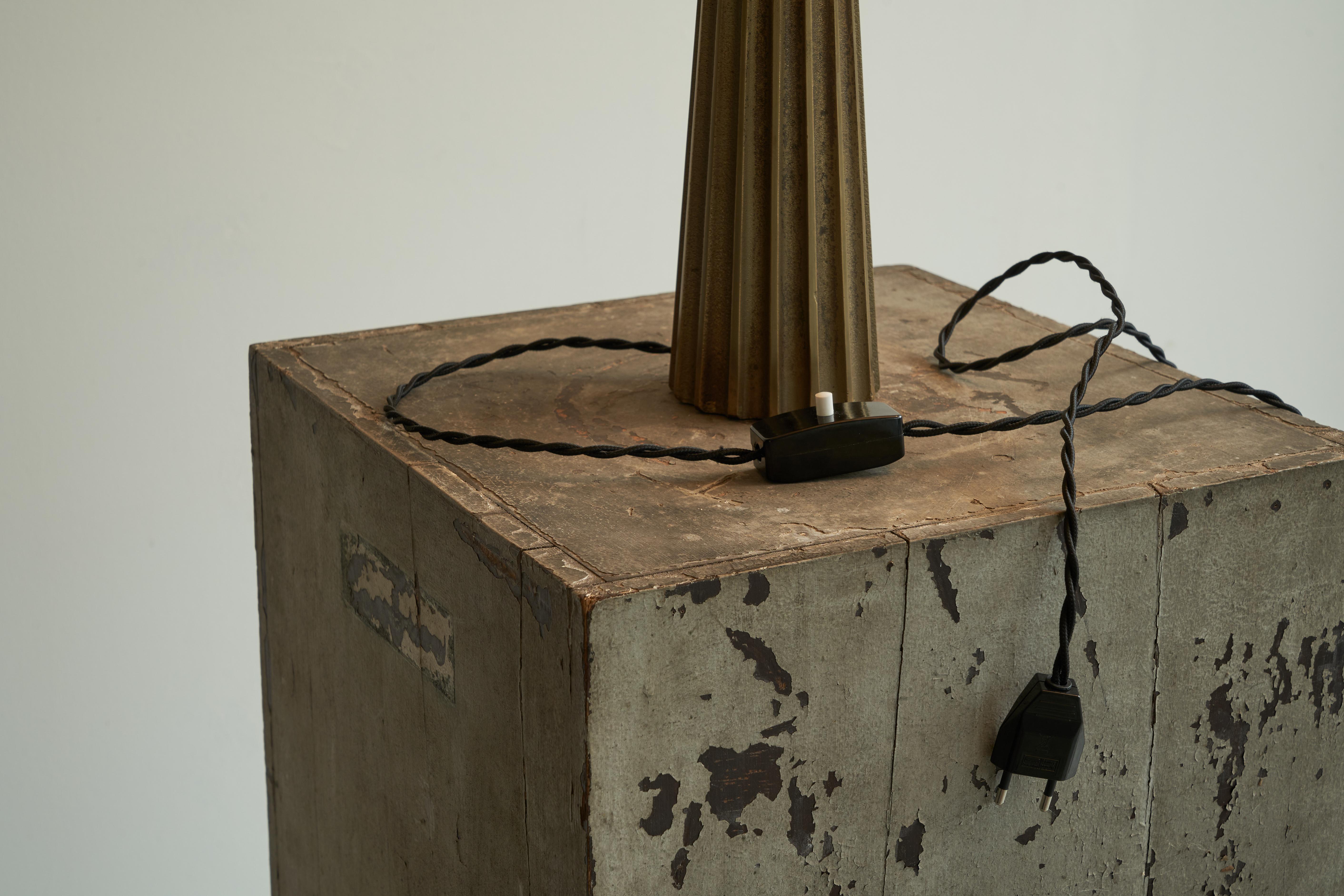 Large Brutalist Table Lamp in Cast Brass, France 1970s For Sale 3