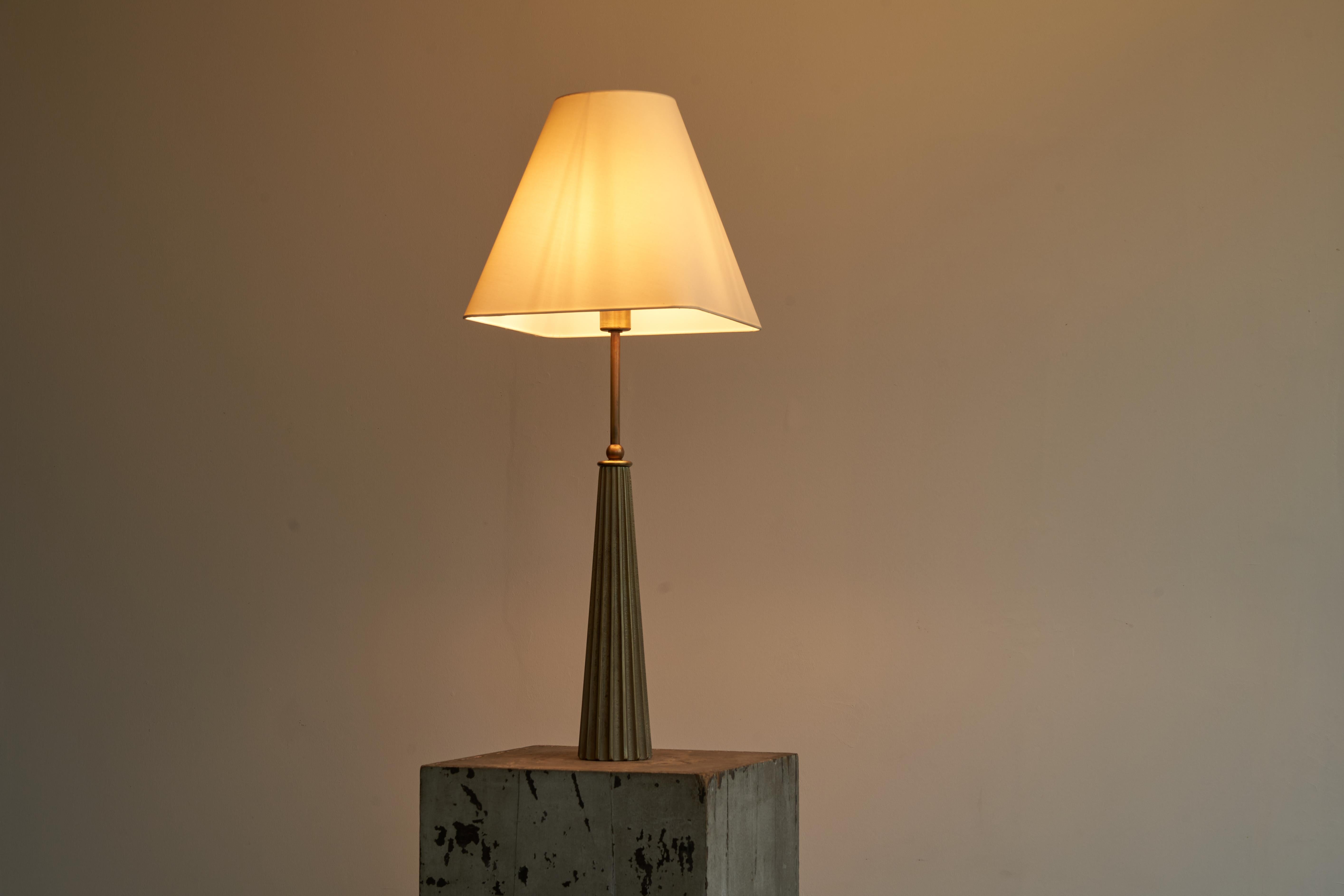 European Large Brutalist Table Lamp in Cast Brass, France 1970s For Sale