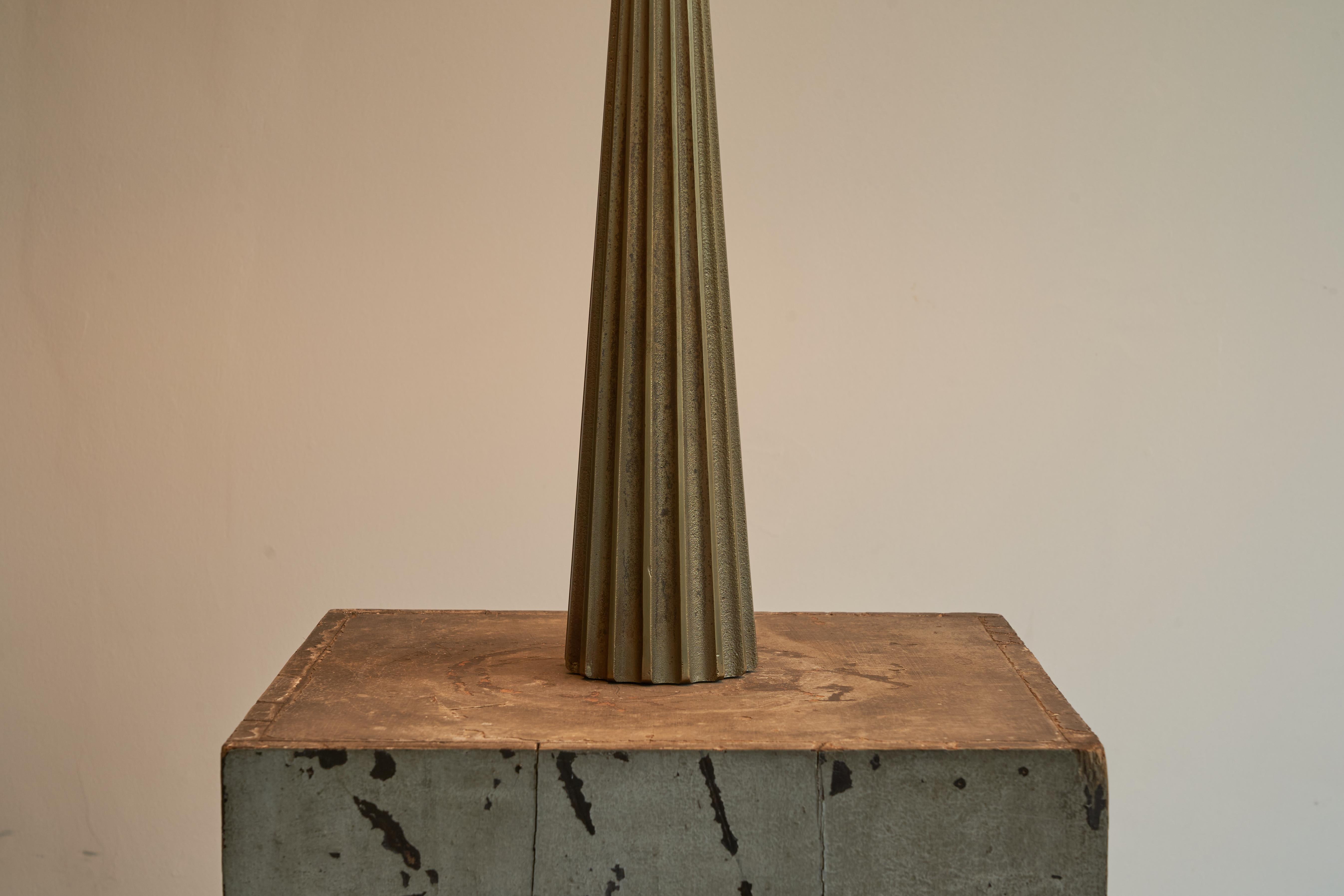 20th Century Large Brutalist Table Lamp in Cast Brass, France 1970s For Sale