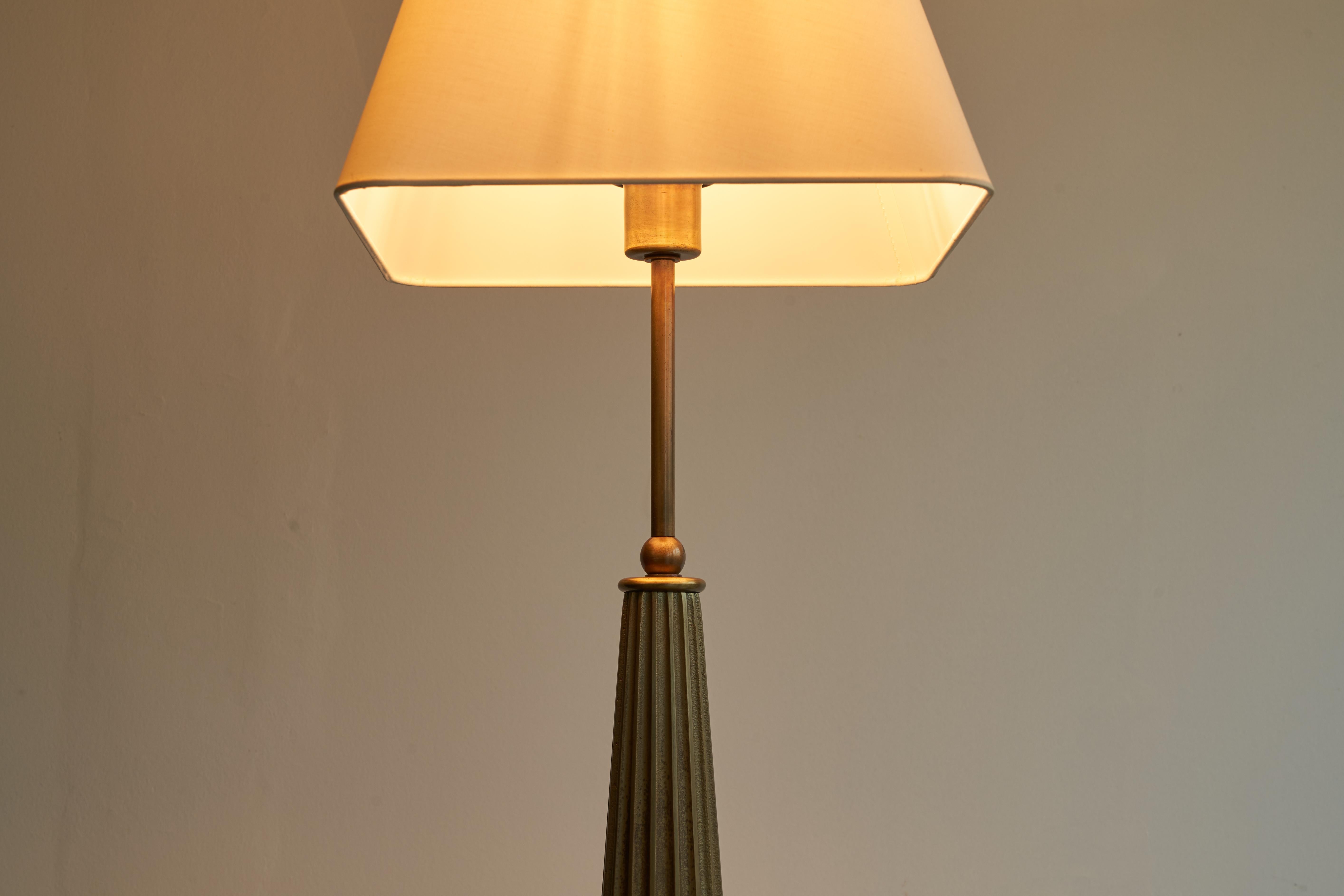 Large Brutalist Table Lamp in Cast Brass, France 1970s For Sale 1