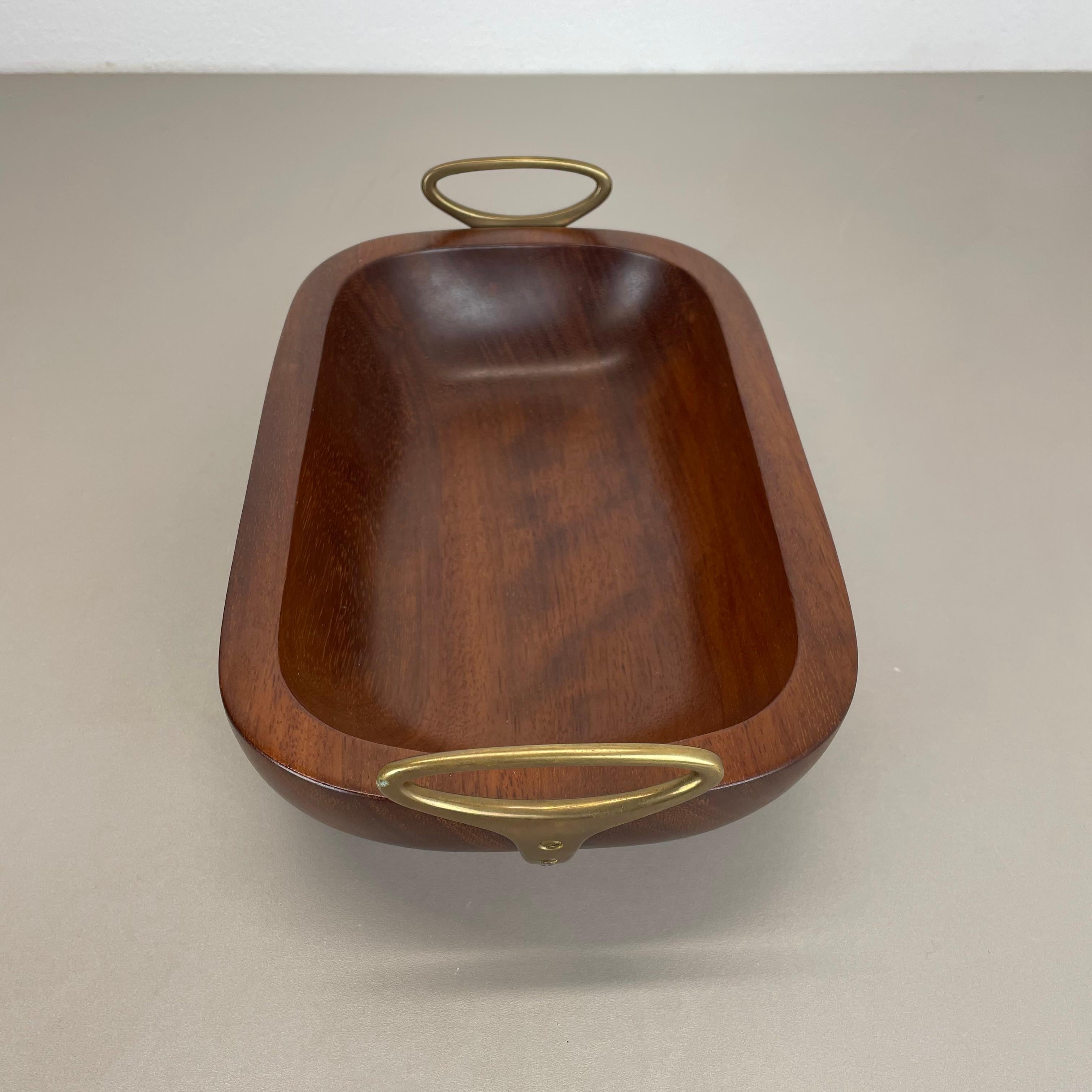 Large brutalist Teak Bowl with Brass Handles by Carl Auböck, Austria, 1950s In Good Condition For Sale In Kirchlengern, DE
