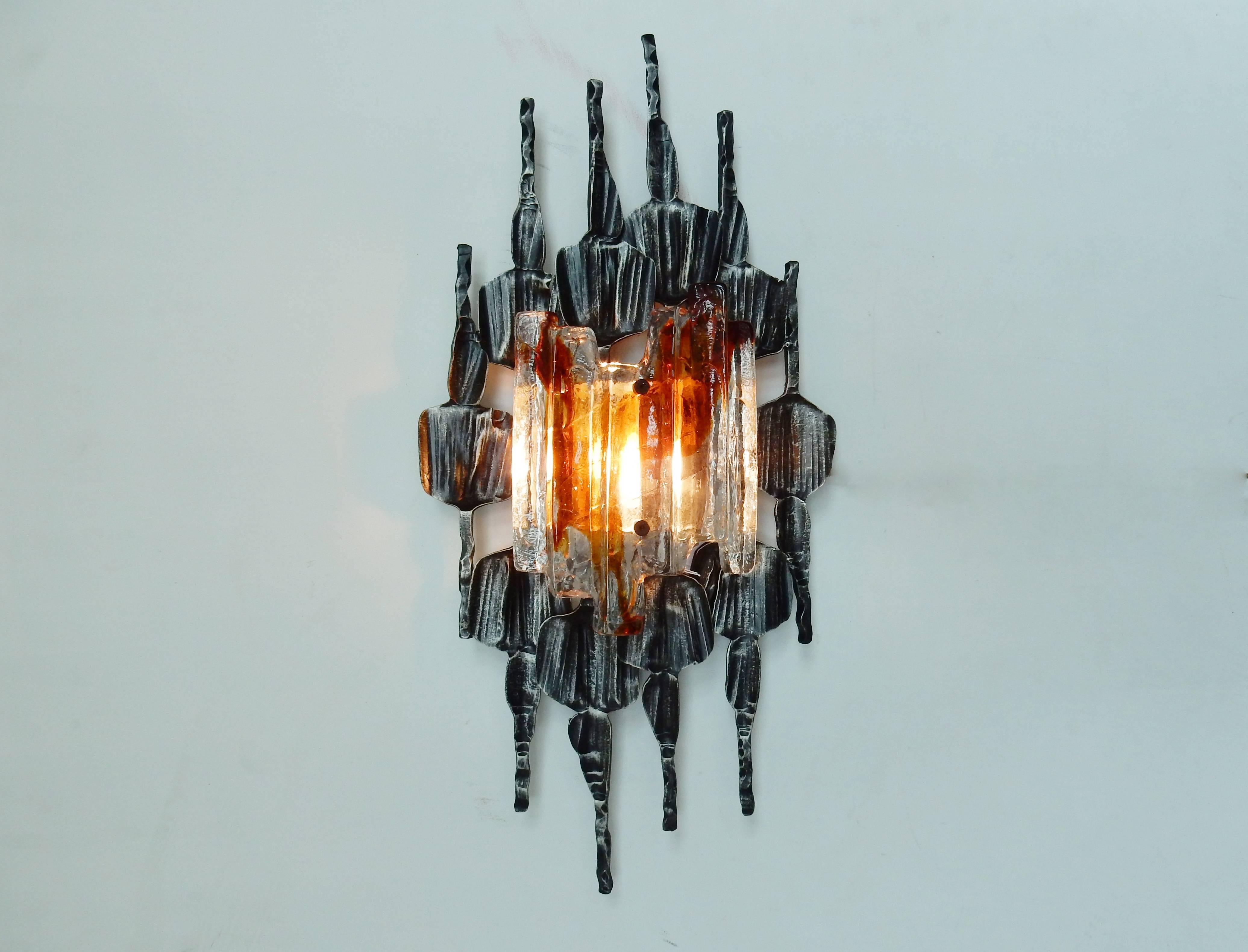 Large brutalist glass & iron sconce wall lamp, 1960's In Good Condition In Steenwijk, NL