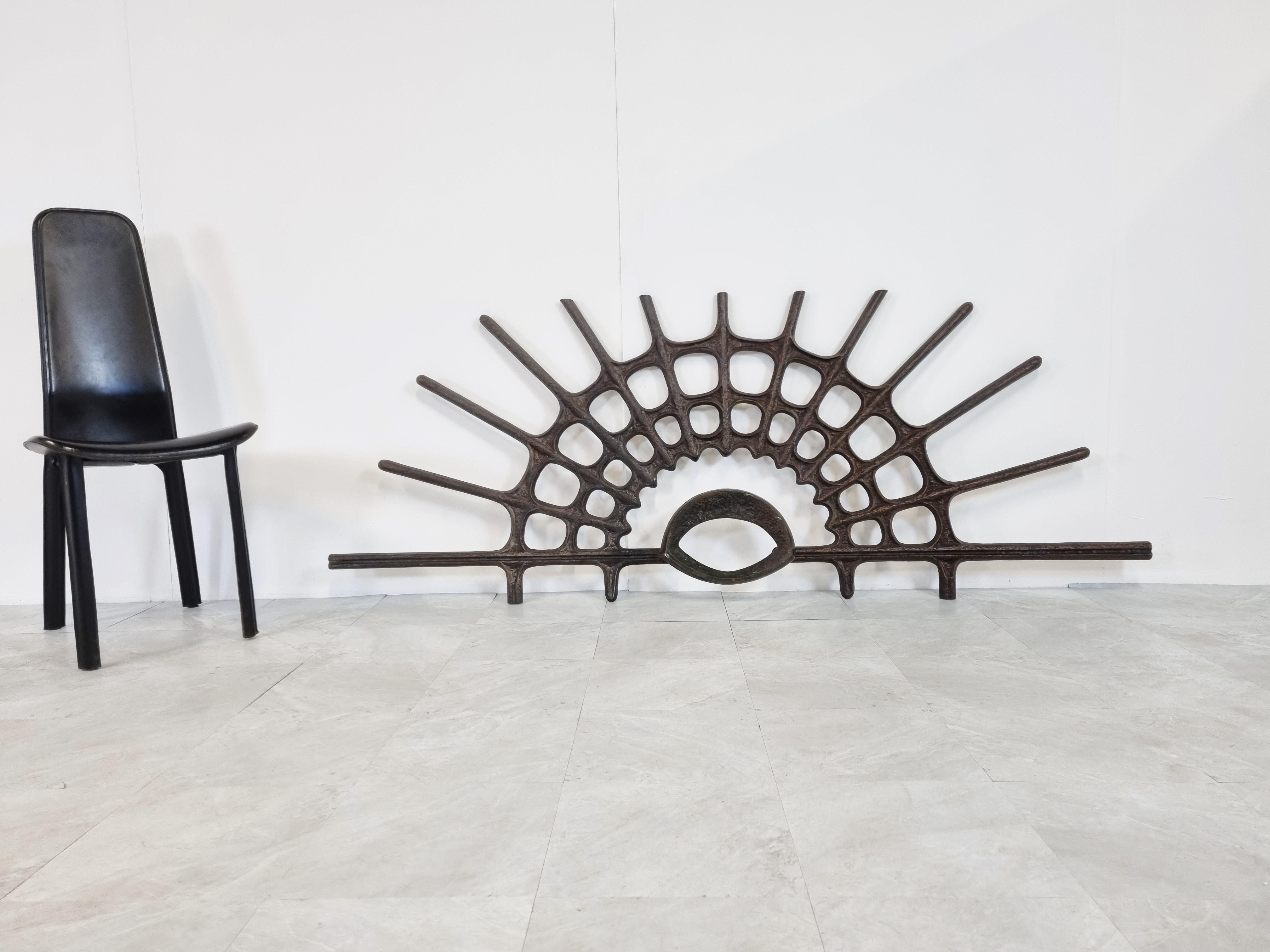 Architectural brutalist wall mounted sculpture made from cast metal.

Imposing wall sculpture

1970s - Belgium

Height: 80cm/31.49