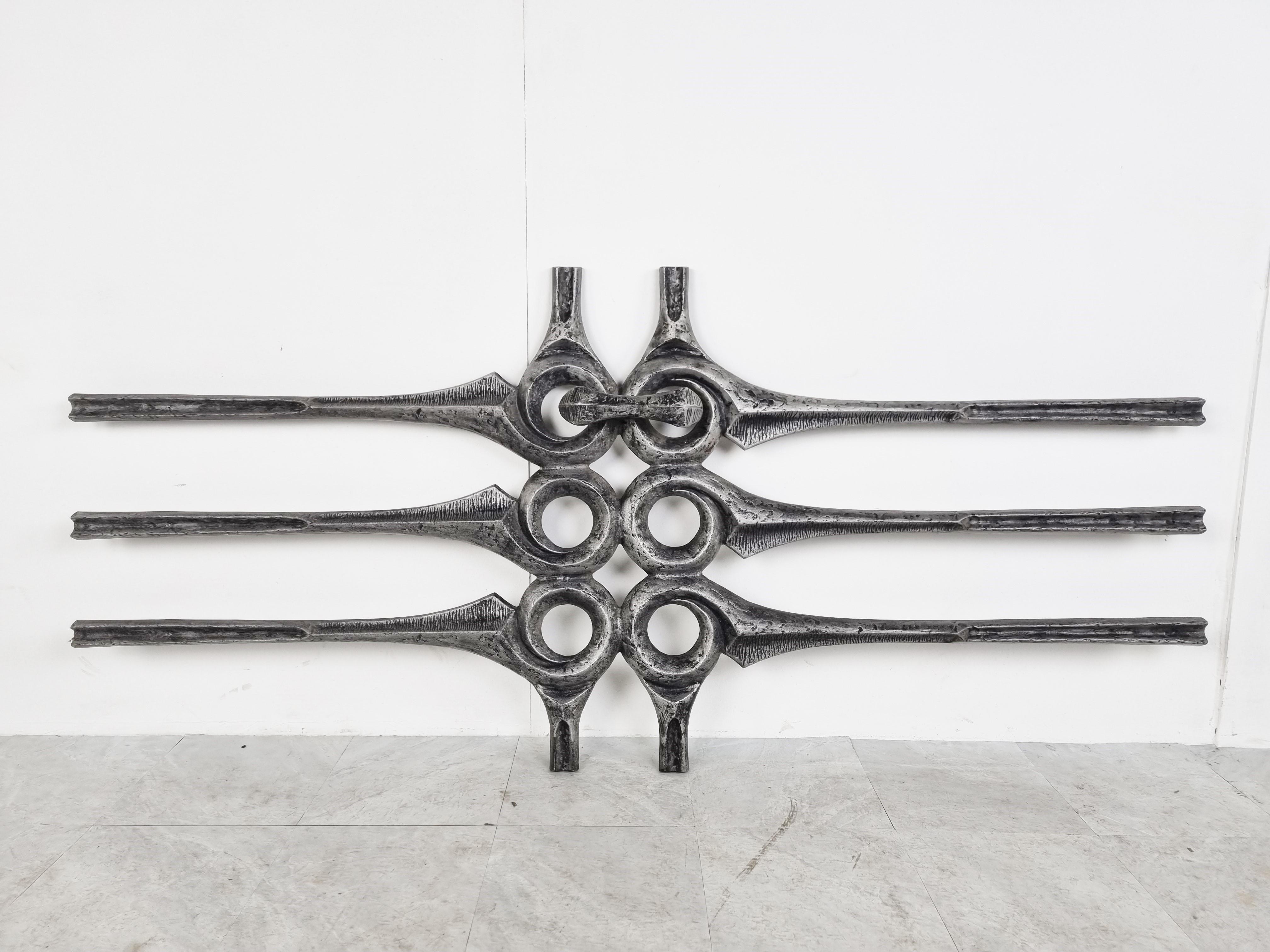 Architectural Brutalist wall mounted sculpture made from cast metal.

Imposing wall sculpture

1970s - Belgium

Height: 87cm/34.25