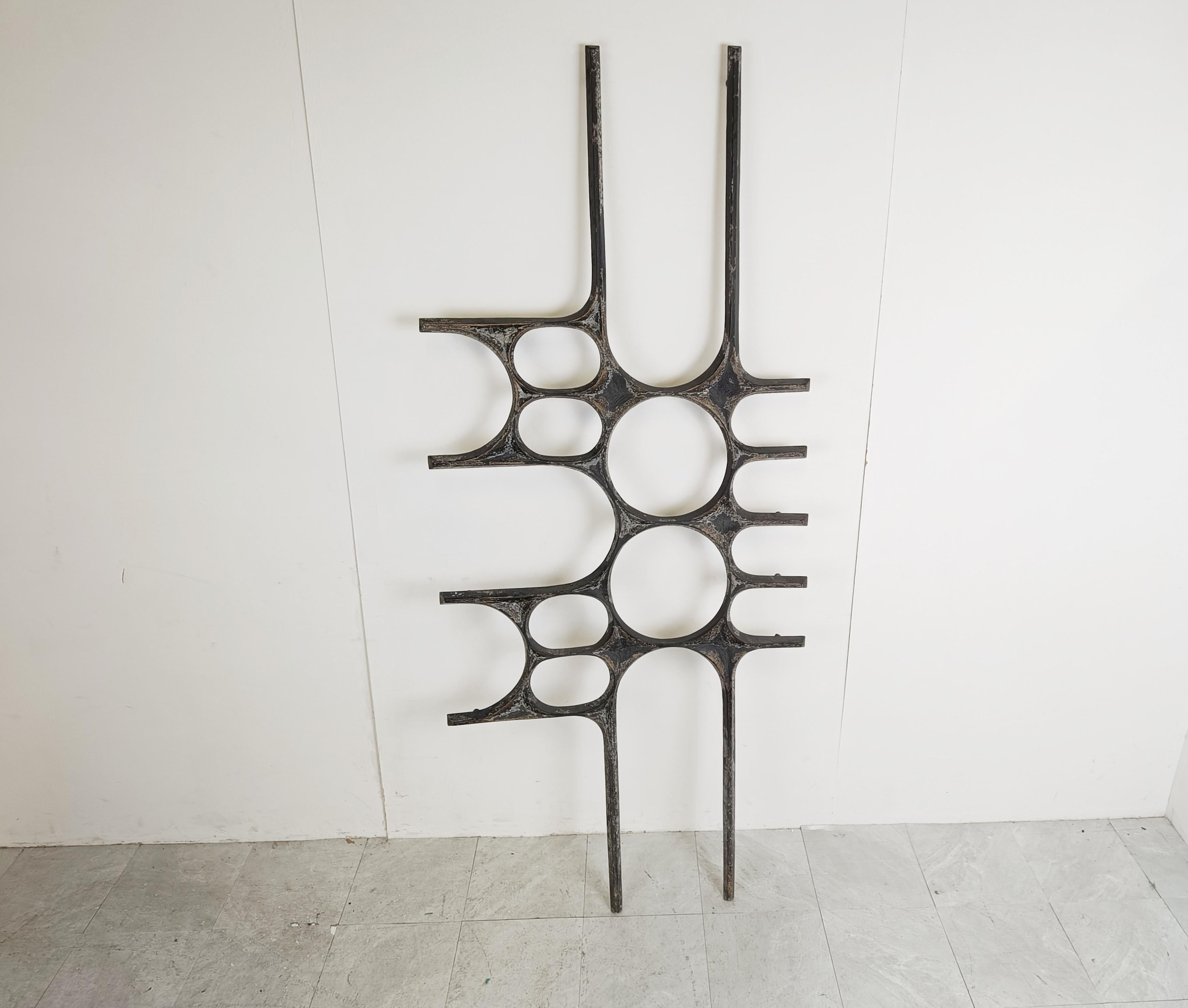 Architectural brutalist wall mounted sculpture made from cast metal.

Imposing wall sculpture

It can be mounted on the wall lenghtwise or hightwise.

1970s - Belgium

Height: 206cm/81.10