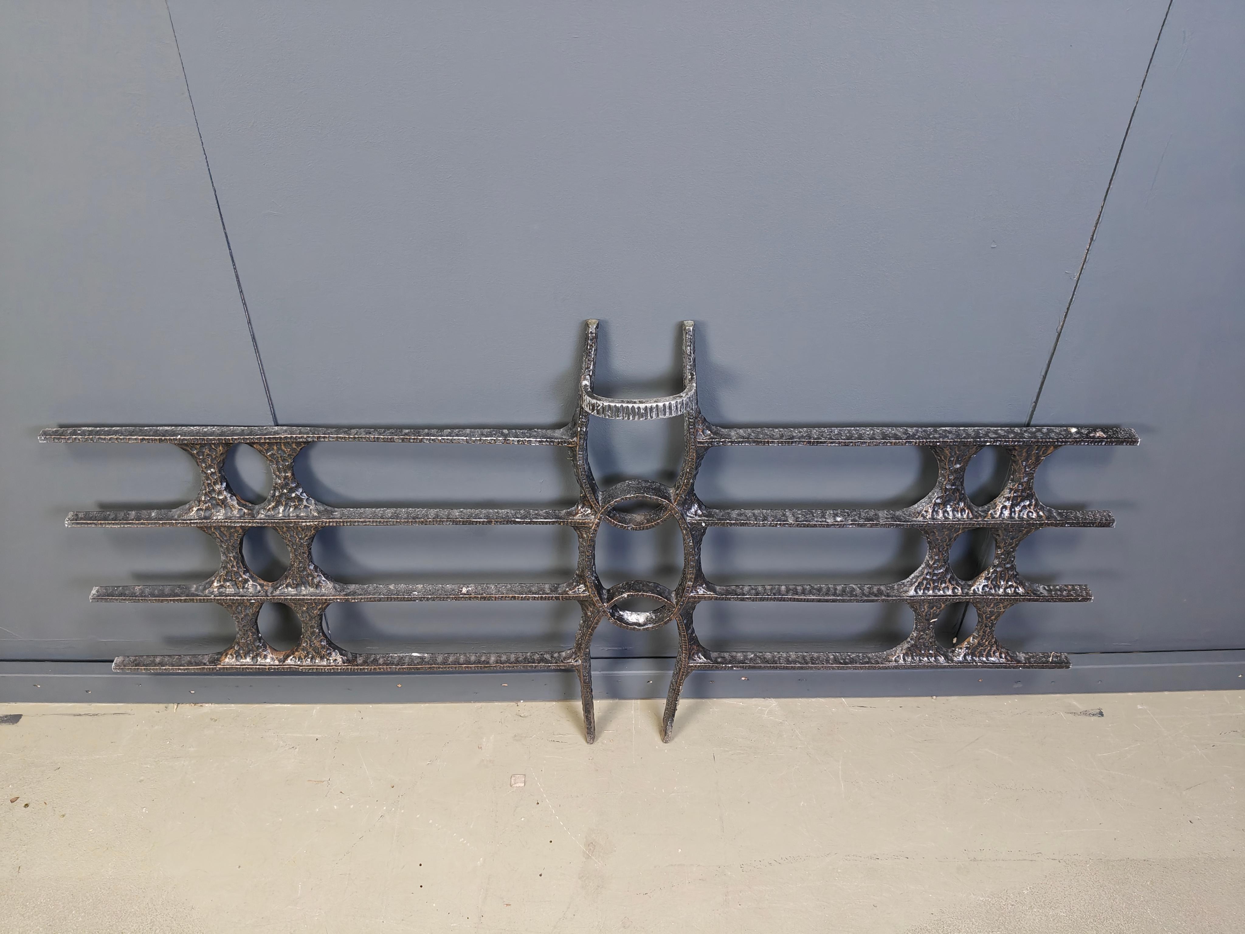 Architectural brutalist wall mounted sculpture made from cast metal.

Imposing wall sculpture

1970s - Belgium

Height: 90cm
Width: 175cm

Ref.: 2508120403

*All images are always part of the description, our vintage items always are subjected to