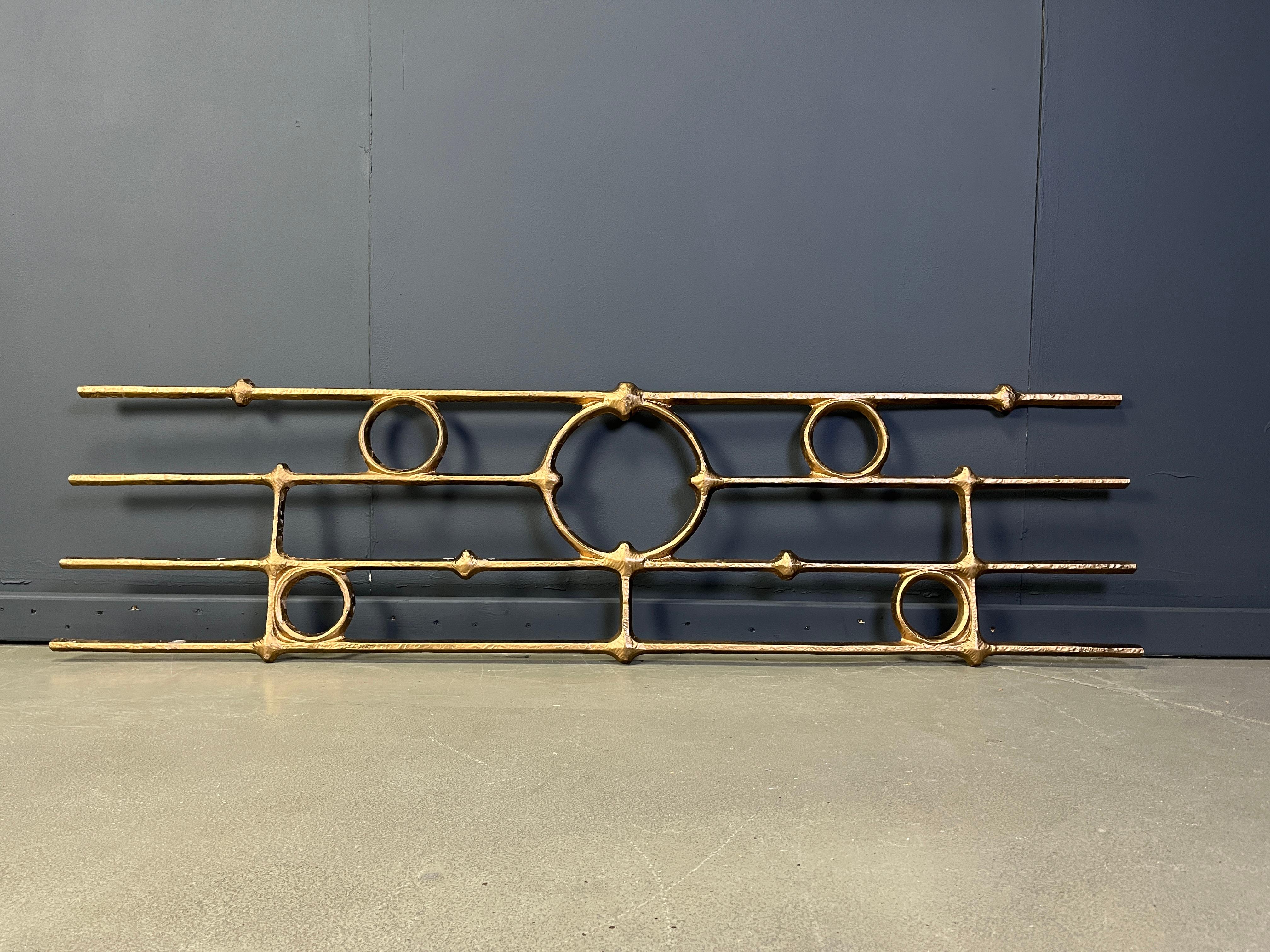 Architektonische, brutalistische Wandskulptur aus Metallguss.

Imposante Wandskulptur

1970er Jahre - Belgien

Höhe: 52cm
Breite: 195 cm

Ref.: 2508120405