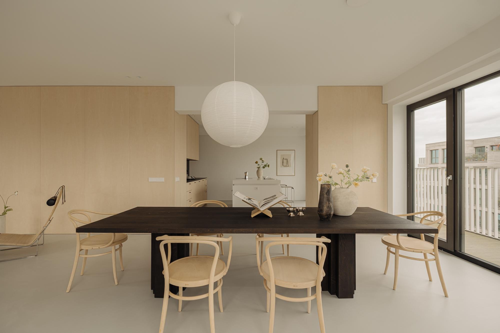 Grande table brutaliste en chêne européen massif marron chaud - Brut by Mokko en vente 3