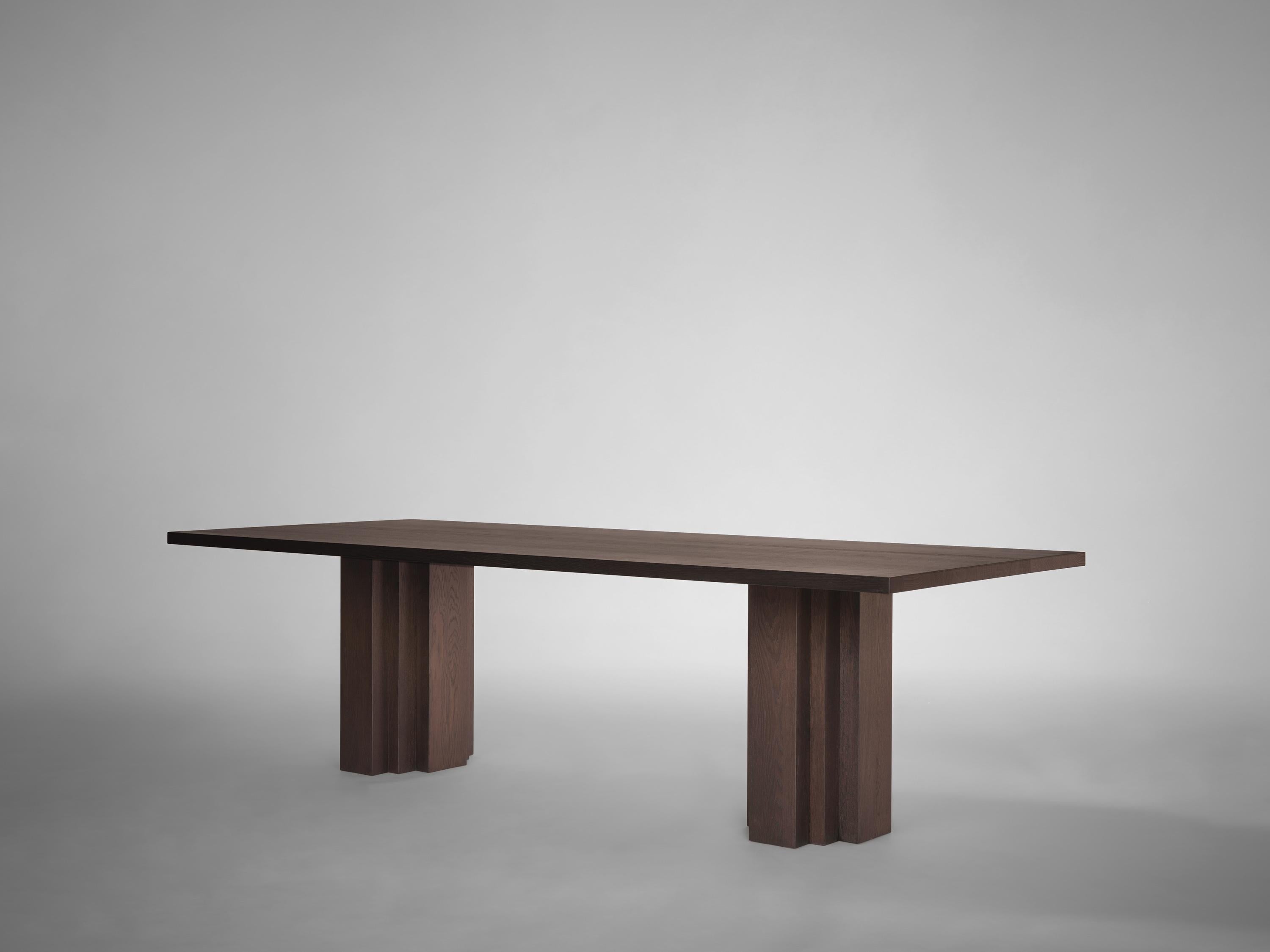 La table Brut s'inspire du brutalisme et de l'architecture de l'école d'Amsterdam. Un équilibre entre la matérialité brute et les formes subtiles avec des détails géométriques expressifs.

Conçu par Aad Bos et fabriqué aux Pays-Bas en chêne européen