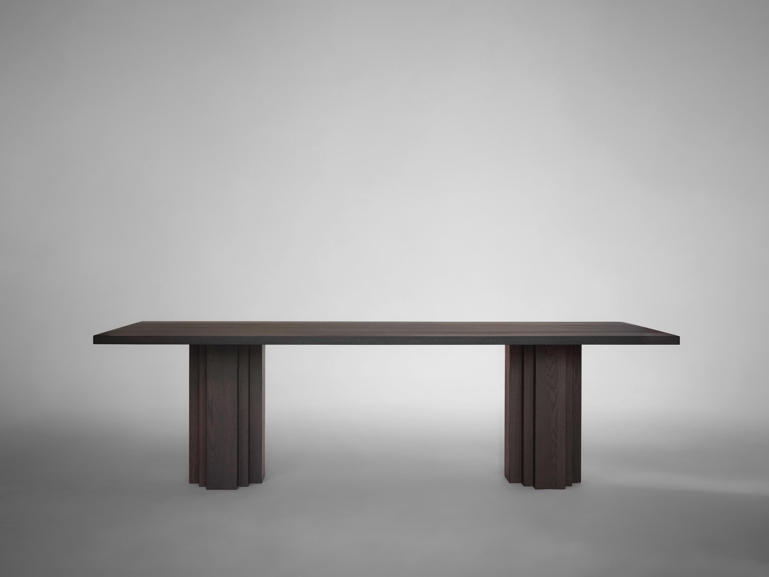 Néerlandais Grande table brutaliste en chêne européen massif marron chaud - Brut by Mokko en vente