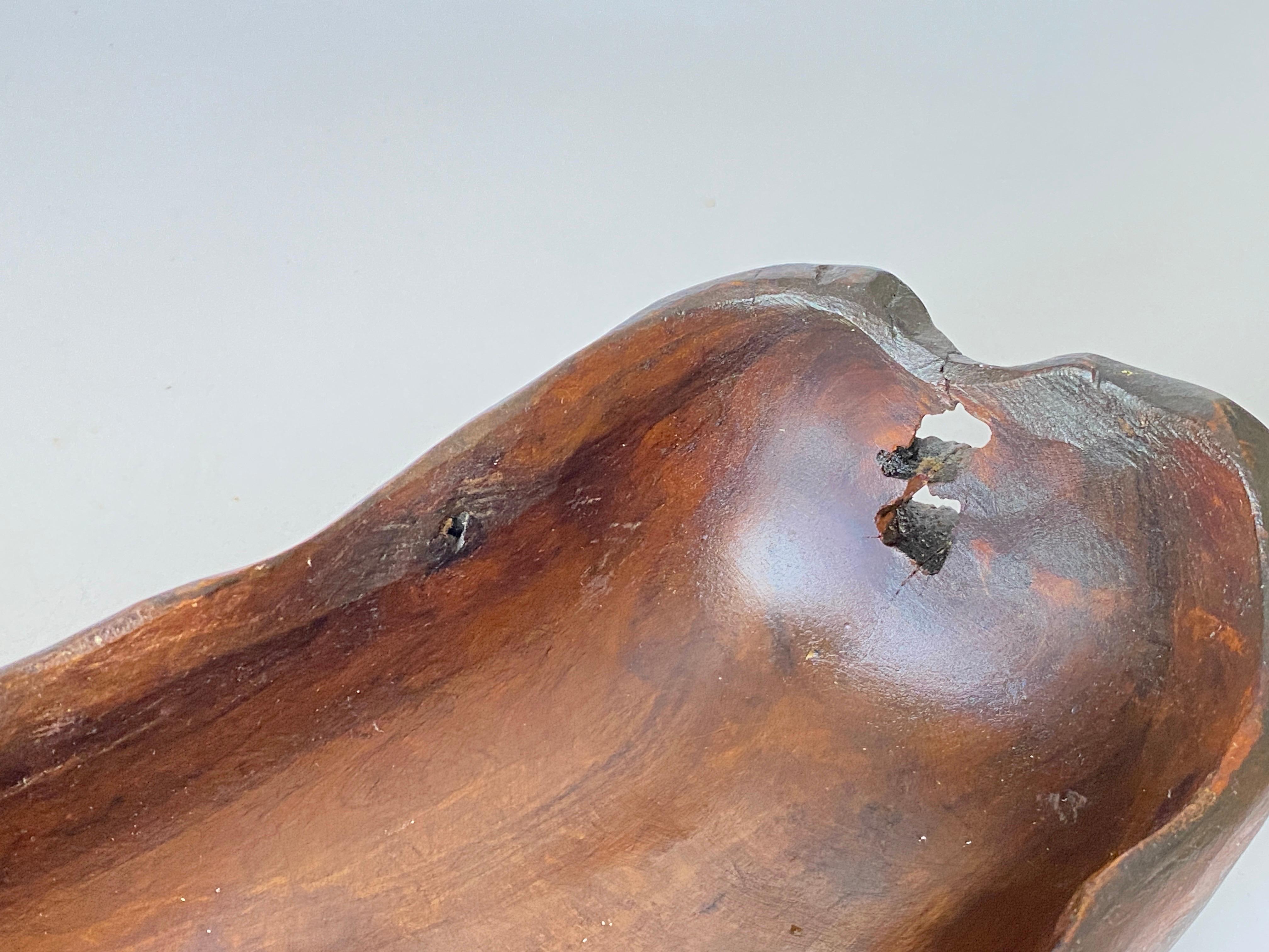 Gran cuenco de madera Brutalista Vide Poche grande en pátina marrón, Francia, hacia 1960 Patinado en venta