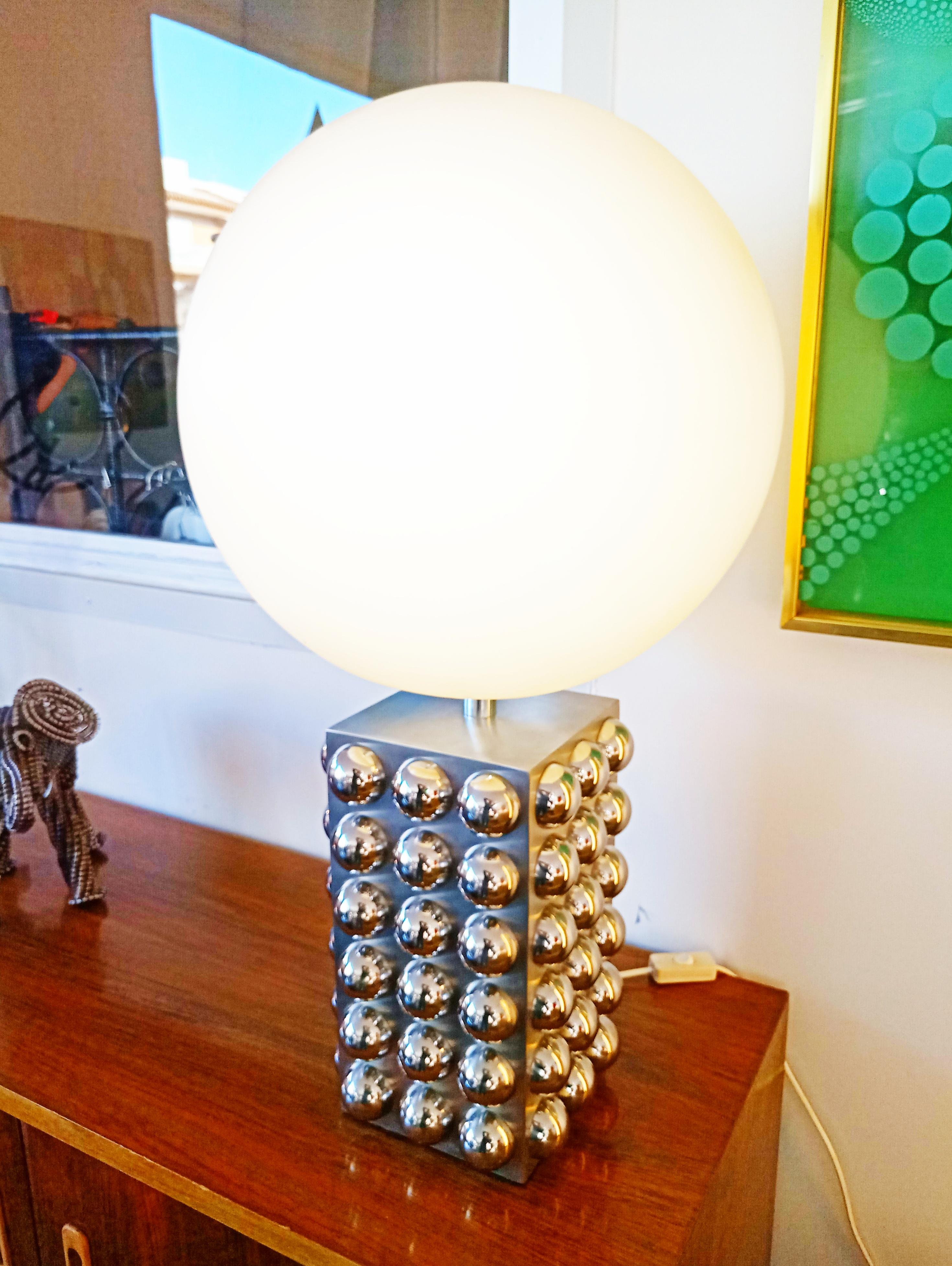 Rare et belle grande lampe de table chromée à bulles fabriquée en France dans les années 1970. En parfait état vintage.