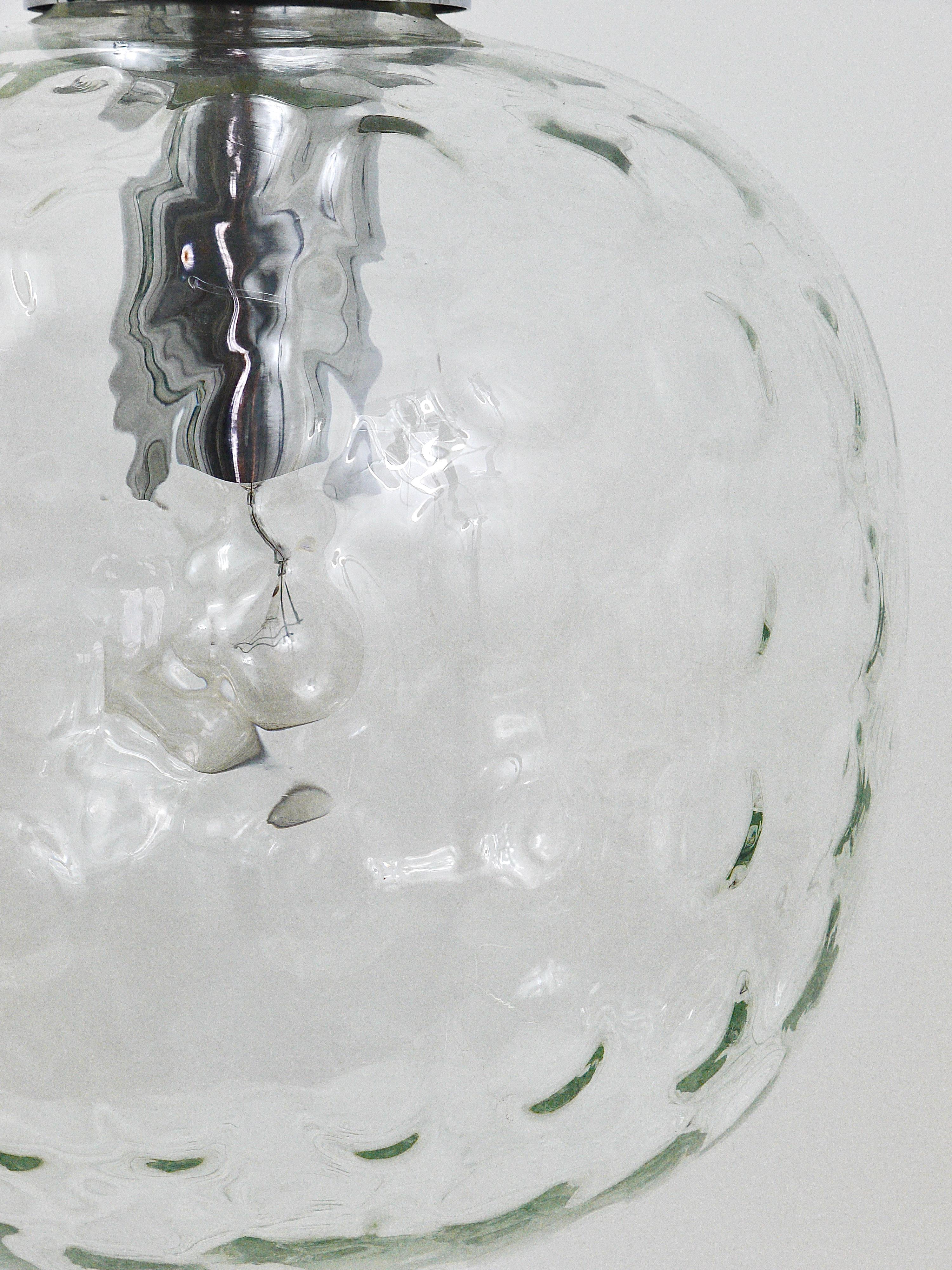 Große Pendelleuchte aus Blasenblasenglas und Chromkugeln, Deutschland, 1970er Jahre im Zustand „Gut“ im Angebot in Vienna, AT