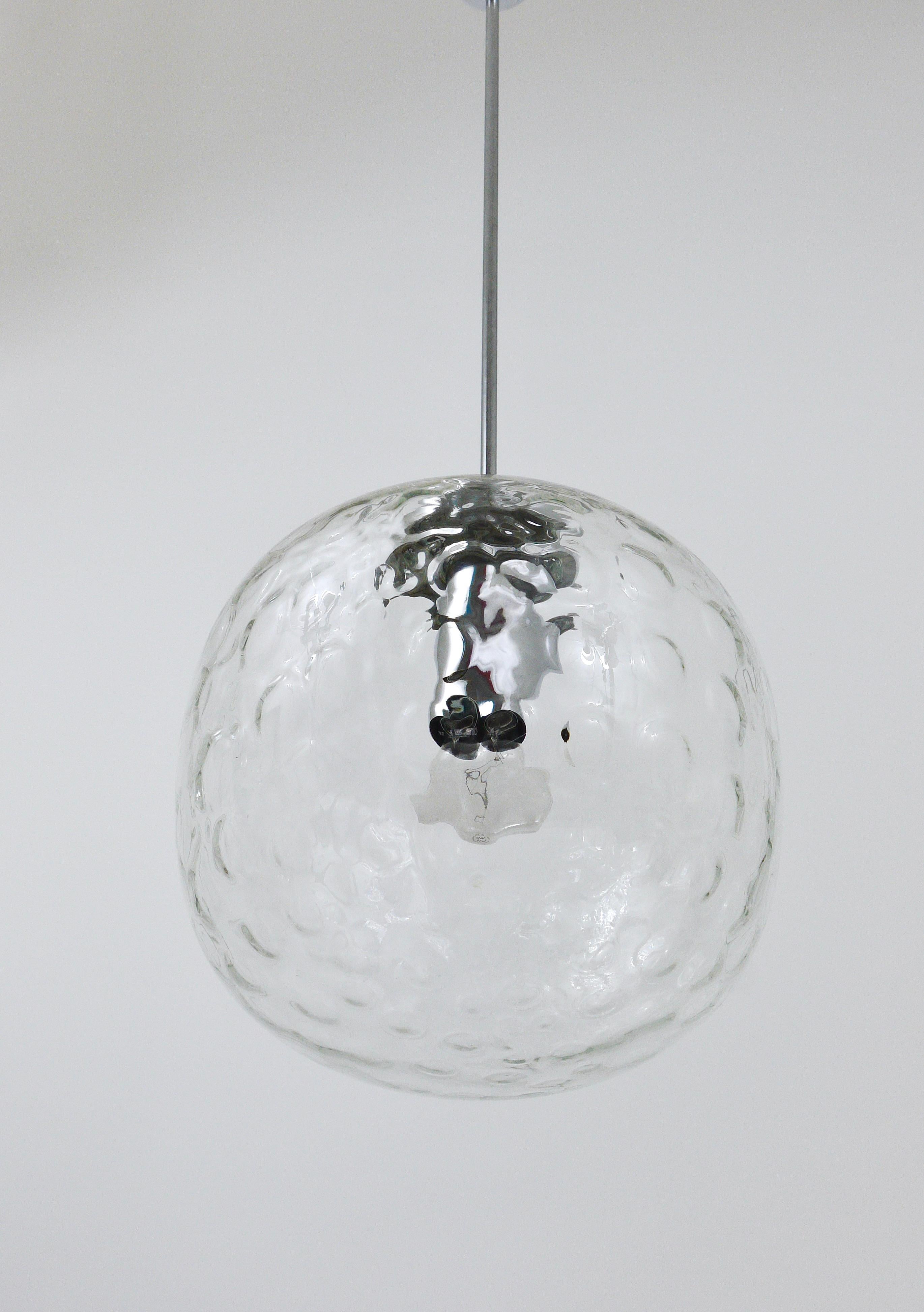 Große Pendelleuchte aus Blasenblasenglas und Chromkugeln, Deutschland, 1970er Jahre (Metall) im Angebot