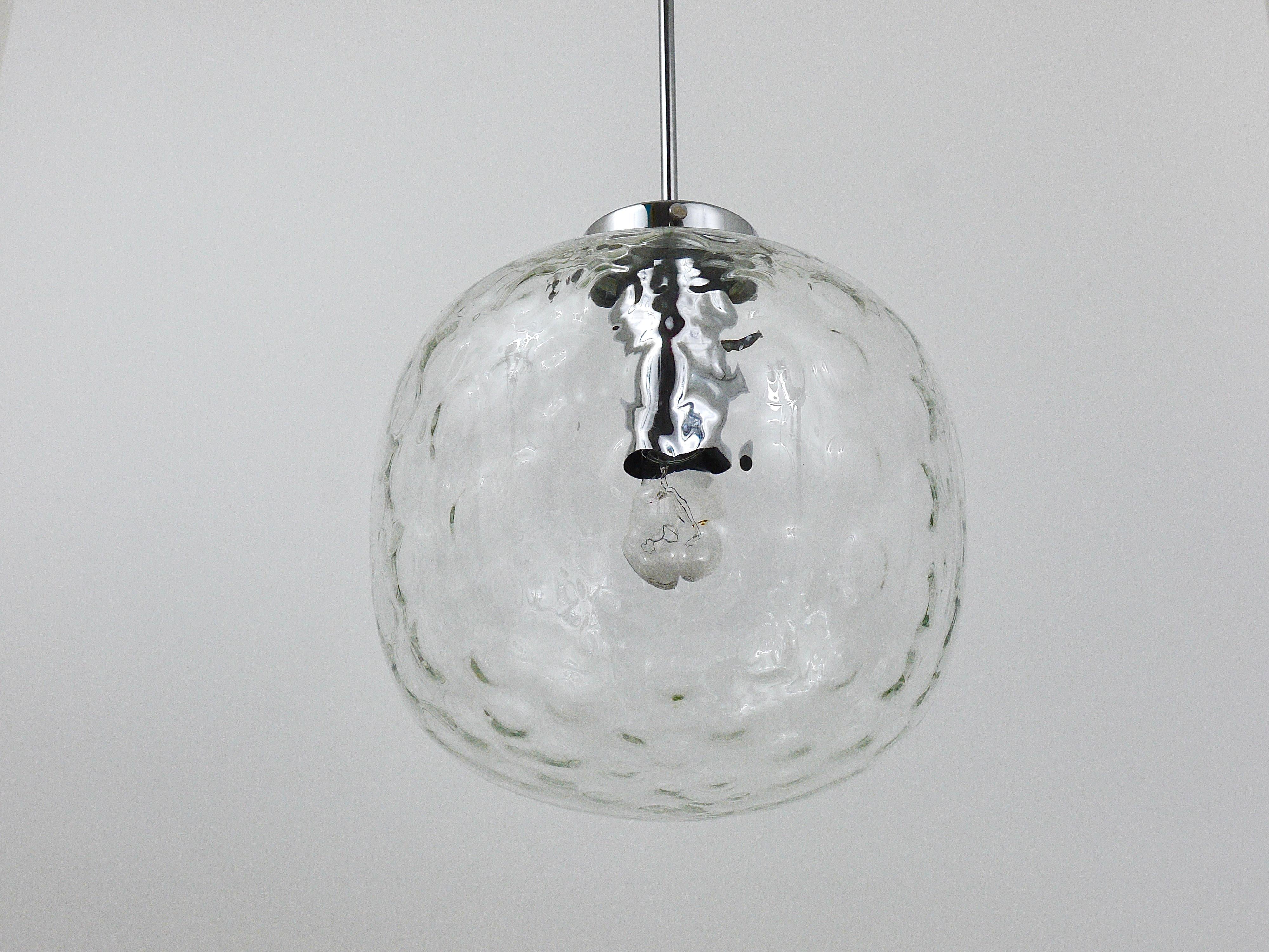 Grande lampada a sospensione a globo di Limburg in vetro a bolle e cromo, Germania, anni '70 in vendita 2