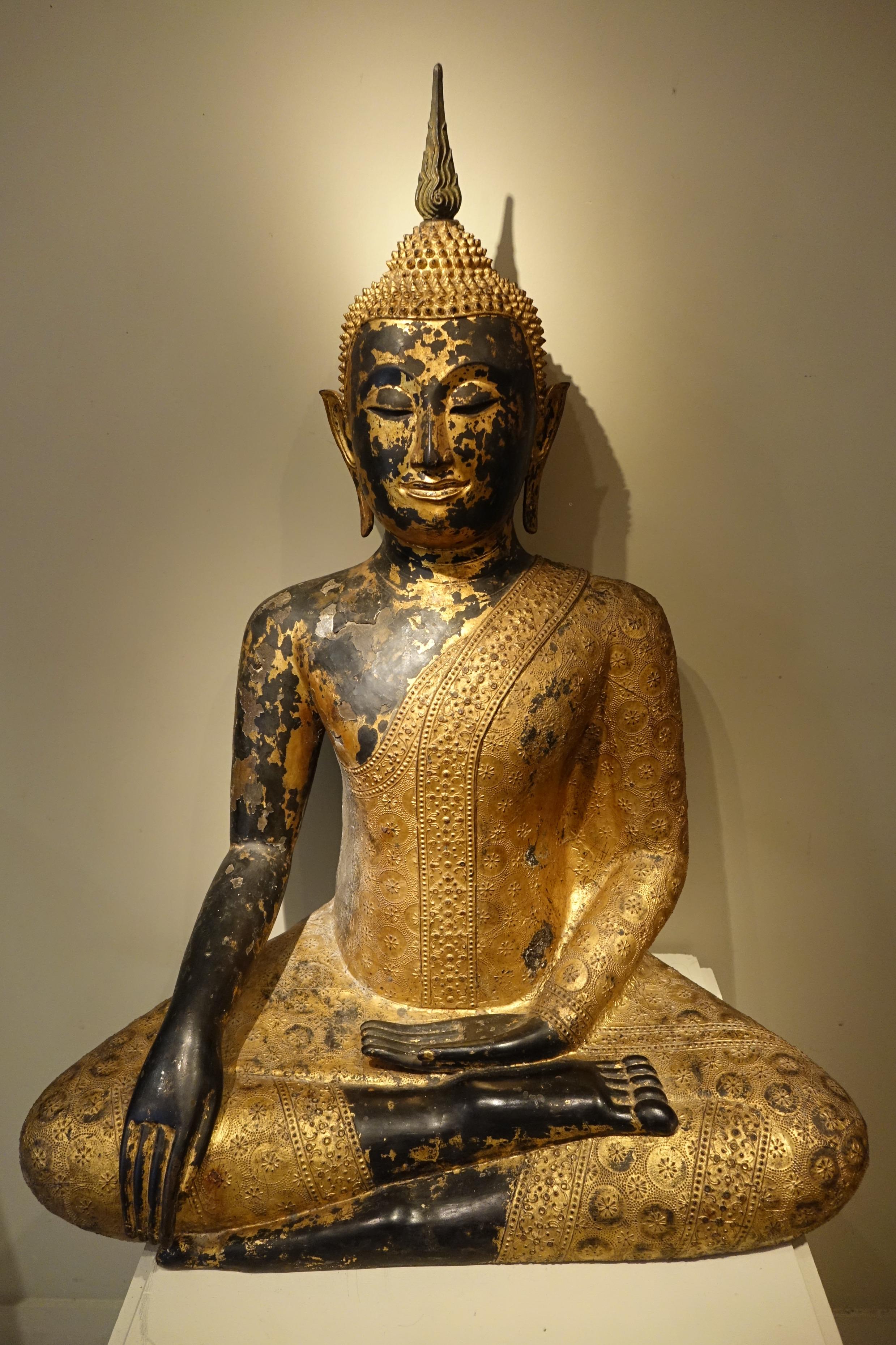 Very Large Buddha seated in Bhumisparsa mùdra, or gesture of taking the earth as witness.
Buddha calls the earth goddess to witness that he has definitively overcome the fears and temptations sent by Mara, the demon of illusion, under the Bodhi