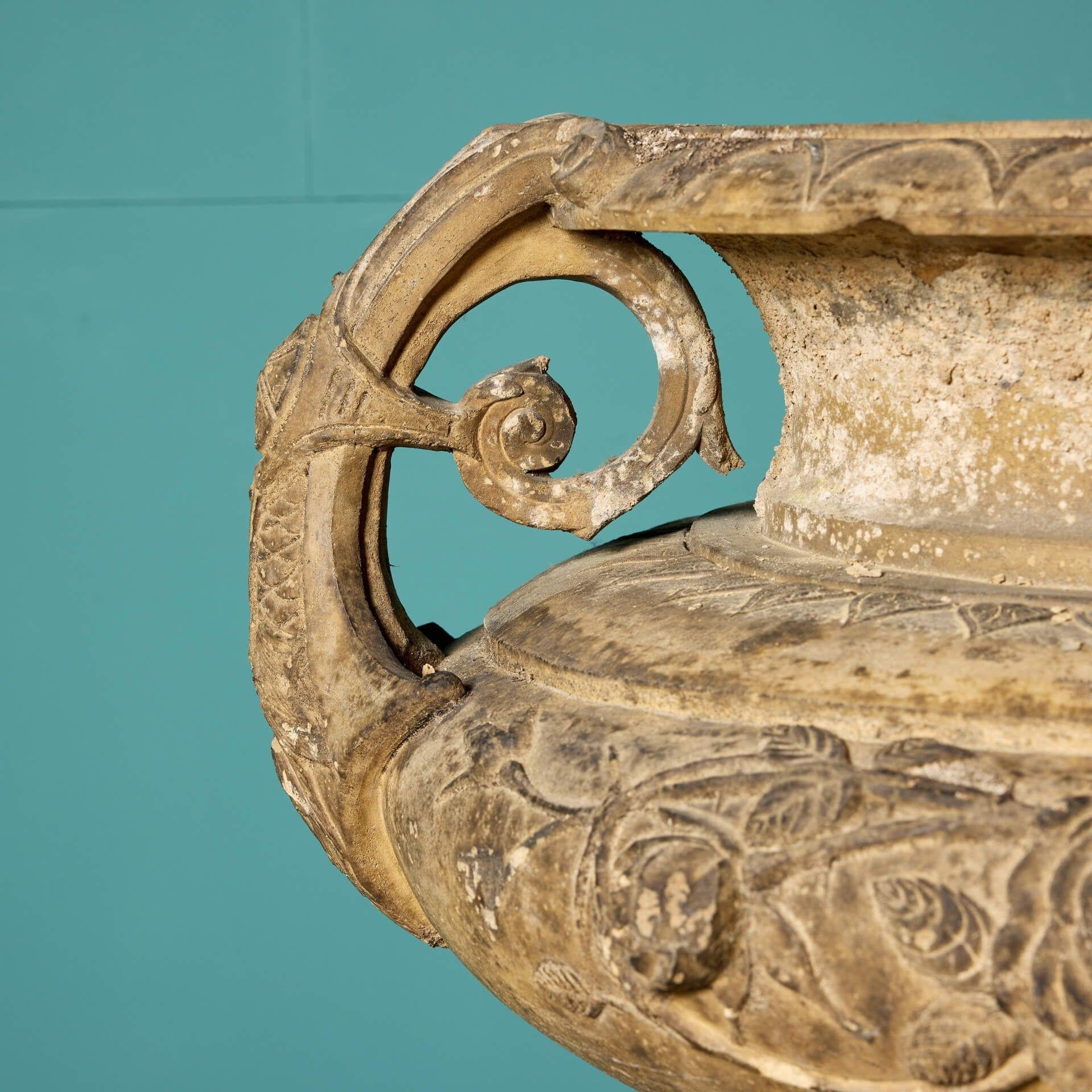 Große antike Urne aus Buff-Terrakotta in antiker Tafelaufsatz (Viktorianisch) im Angebot