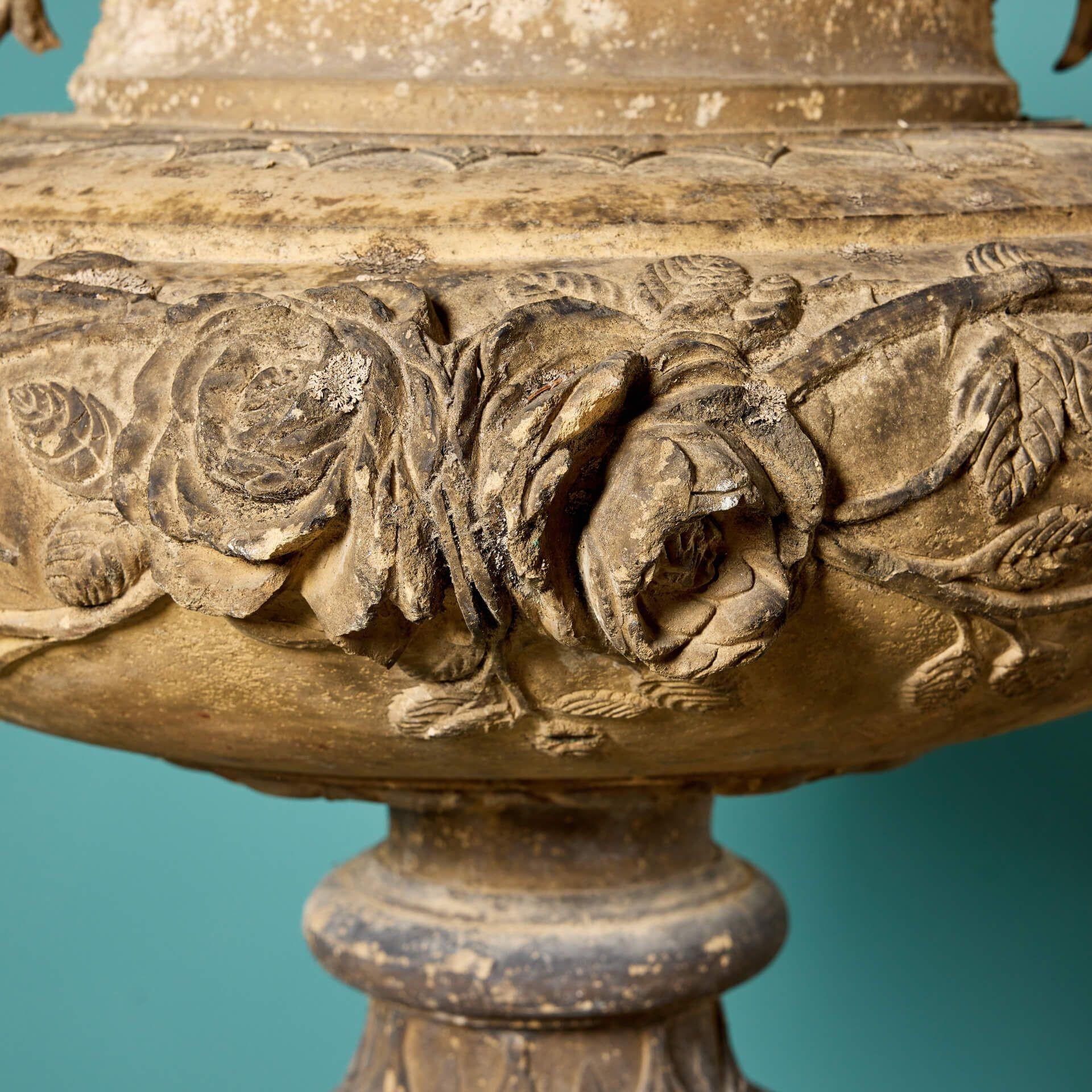 Große antike Urne aus Buff-Terrakotta in antiker Tafelaufsatz (Englisch) im Angebot