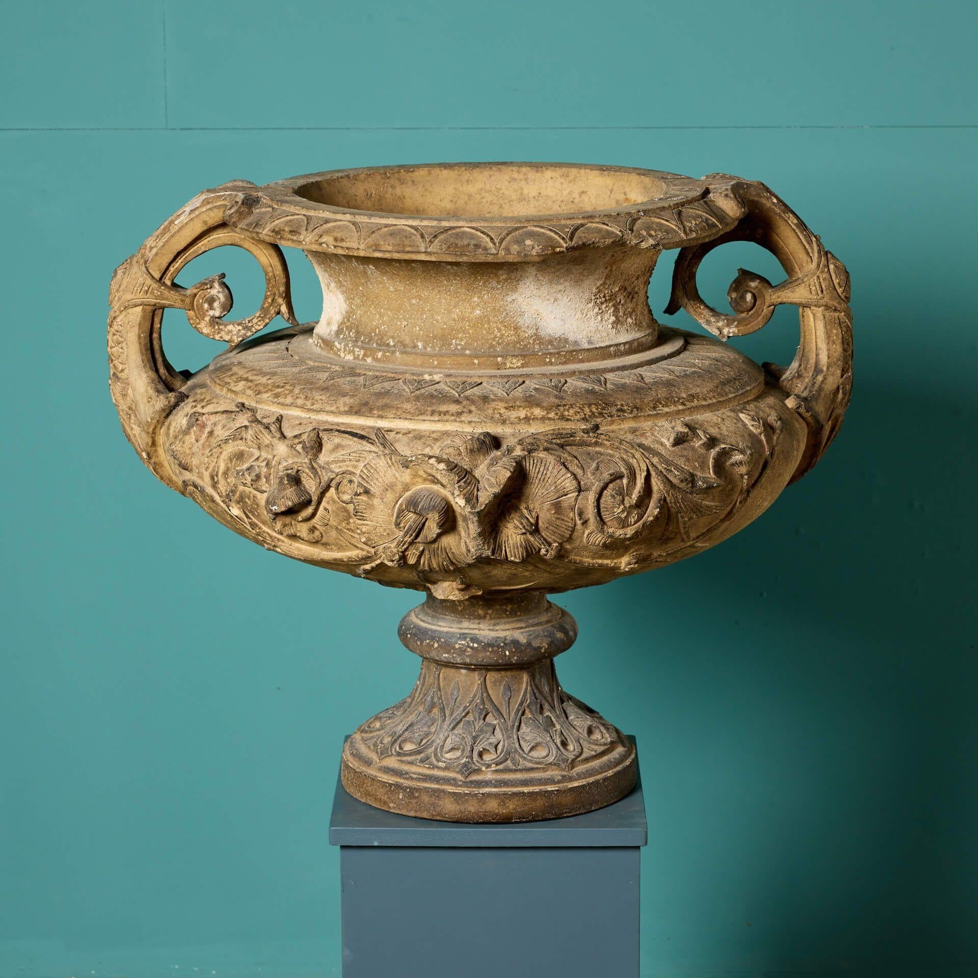 Große antike Urne aus Buff-Terrakotta in antiker Tafelaufsatz im Angebot 1