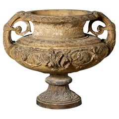 Große antike Urne aus Buff-Terrakotta in antiker Tafelaufsatz