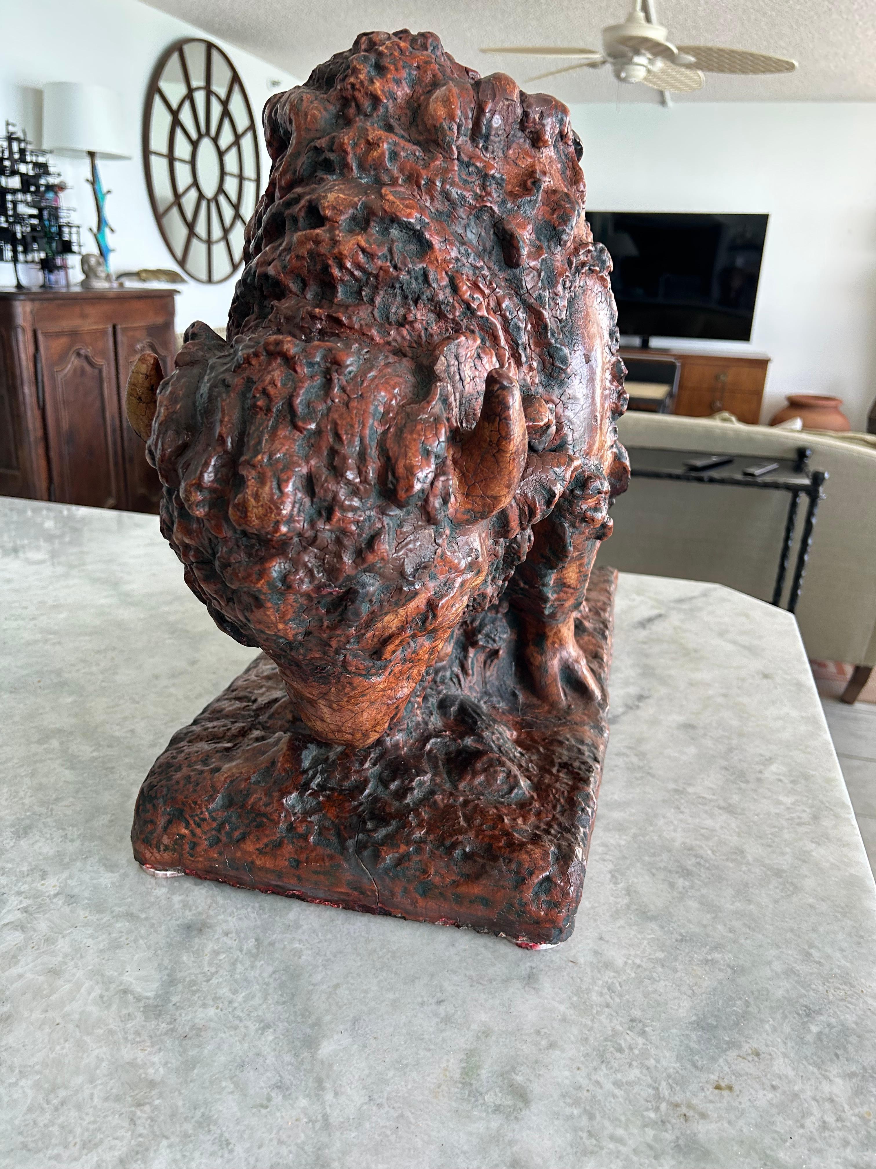 Grande sculpture de buffle en vente 7