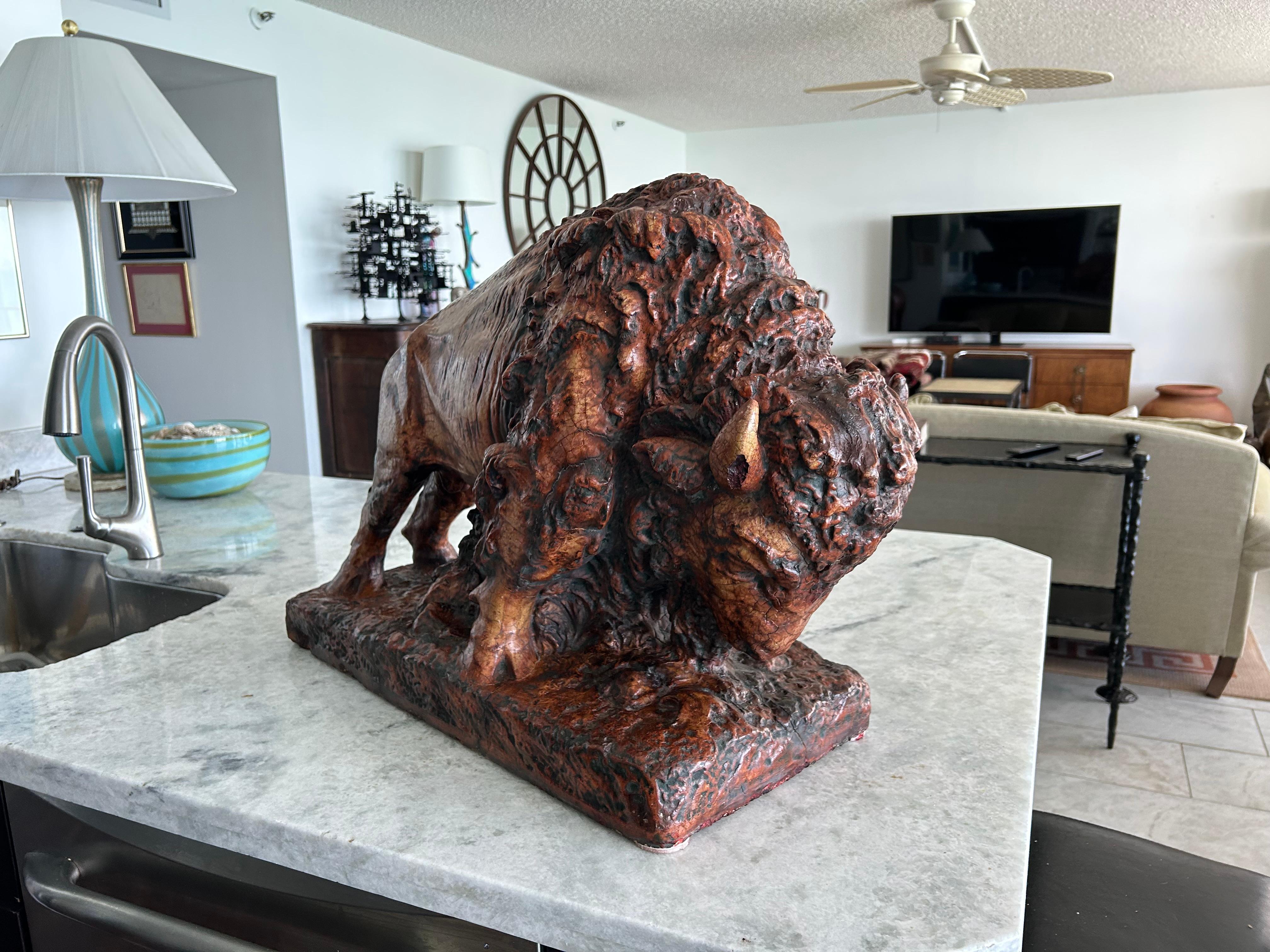 Grande sculpture de buffle en vente 8