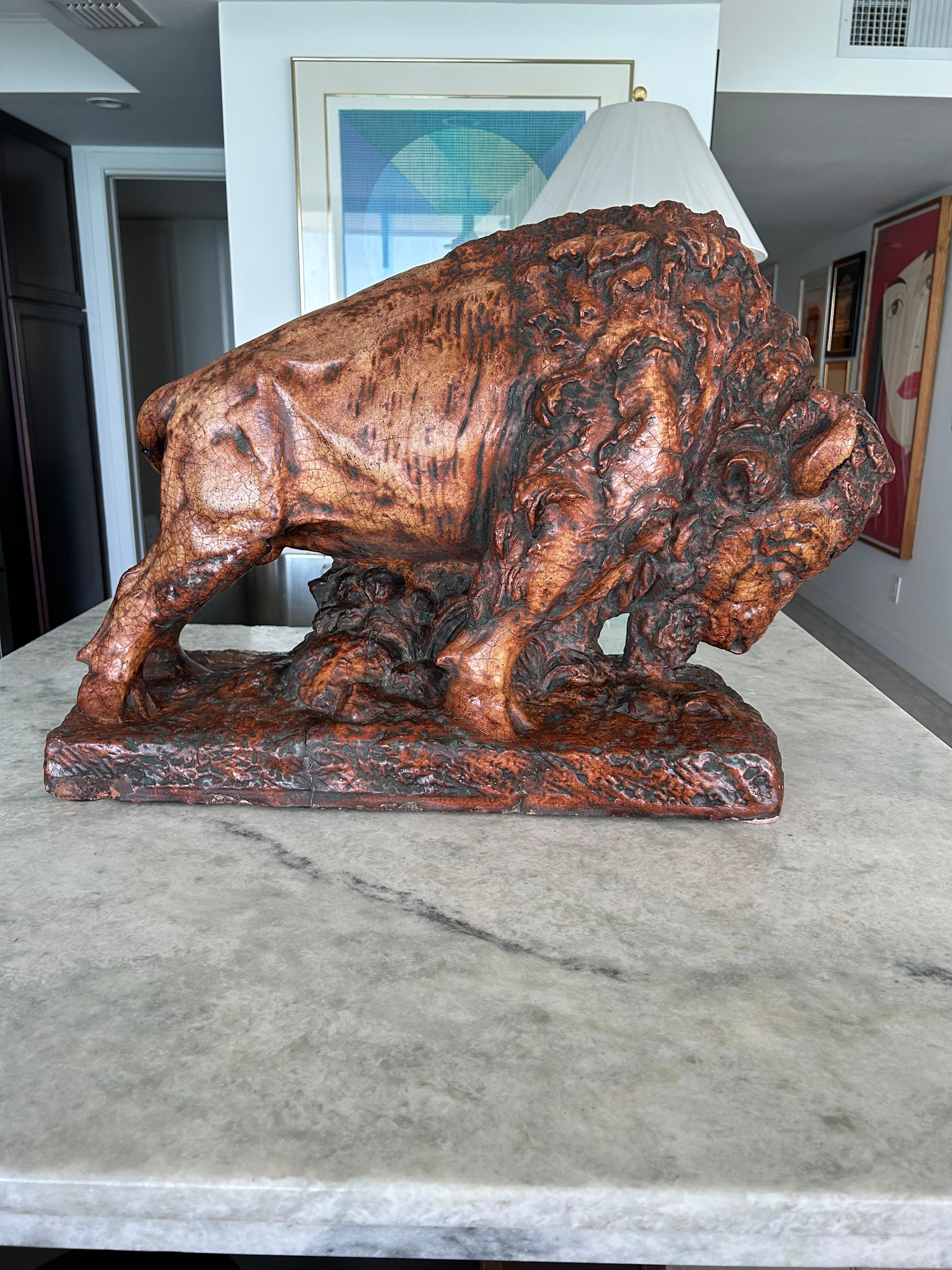 Il s'agit d'un modèle de la fin du 19e siècle ou du début du 20e siècle.  Sculpture en grès émaillé représentant un bison d'Amérique... il s'agit d'une grande et lourde sculpture, de 27 1/2 pouces de long 20 1/2 pouces de haut et environ 12 pouces