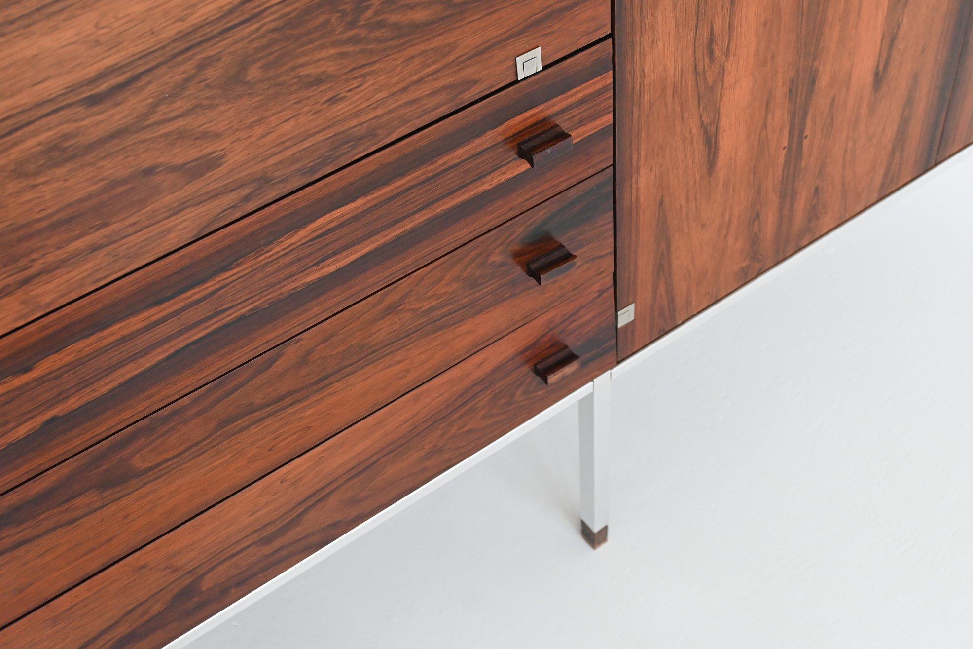 Grand buffet en bois de rose et chrome Belgique 1960 en vente 4