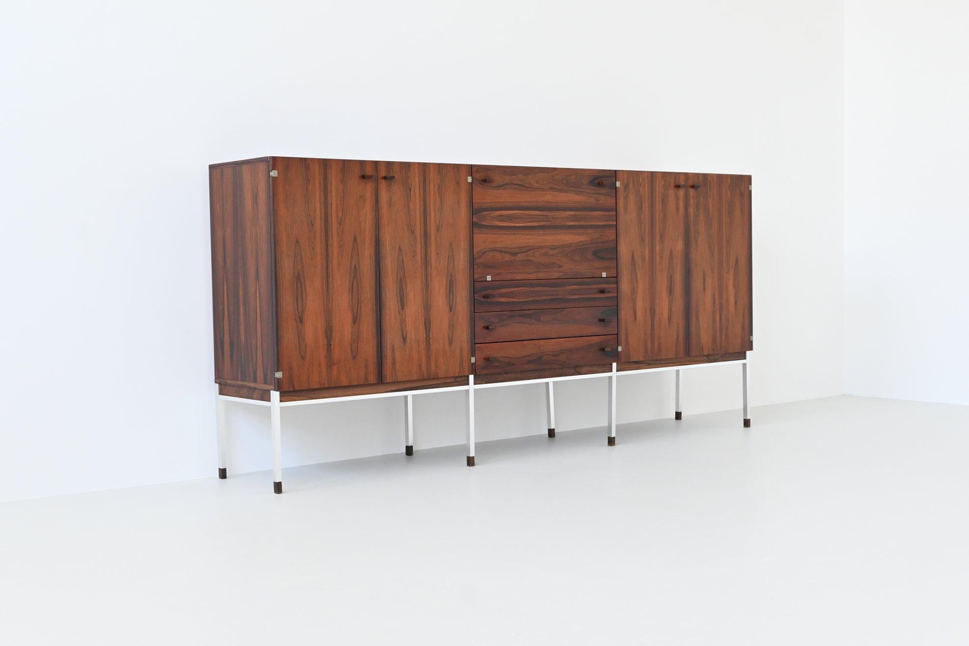 Magnifique buffet ou meuble haut d'un designer ou fabricant inconnu, Belgique 1960. Superbe exemple de mobilier belge raffiné. Ce buffet symétrique en bois de rose présente de magnifiques détails et une grande qualité d'exécution. Il est fabriqué en