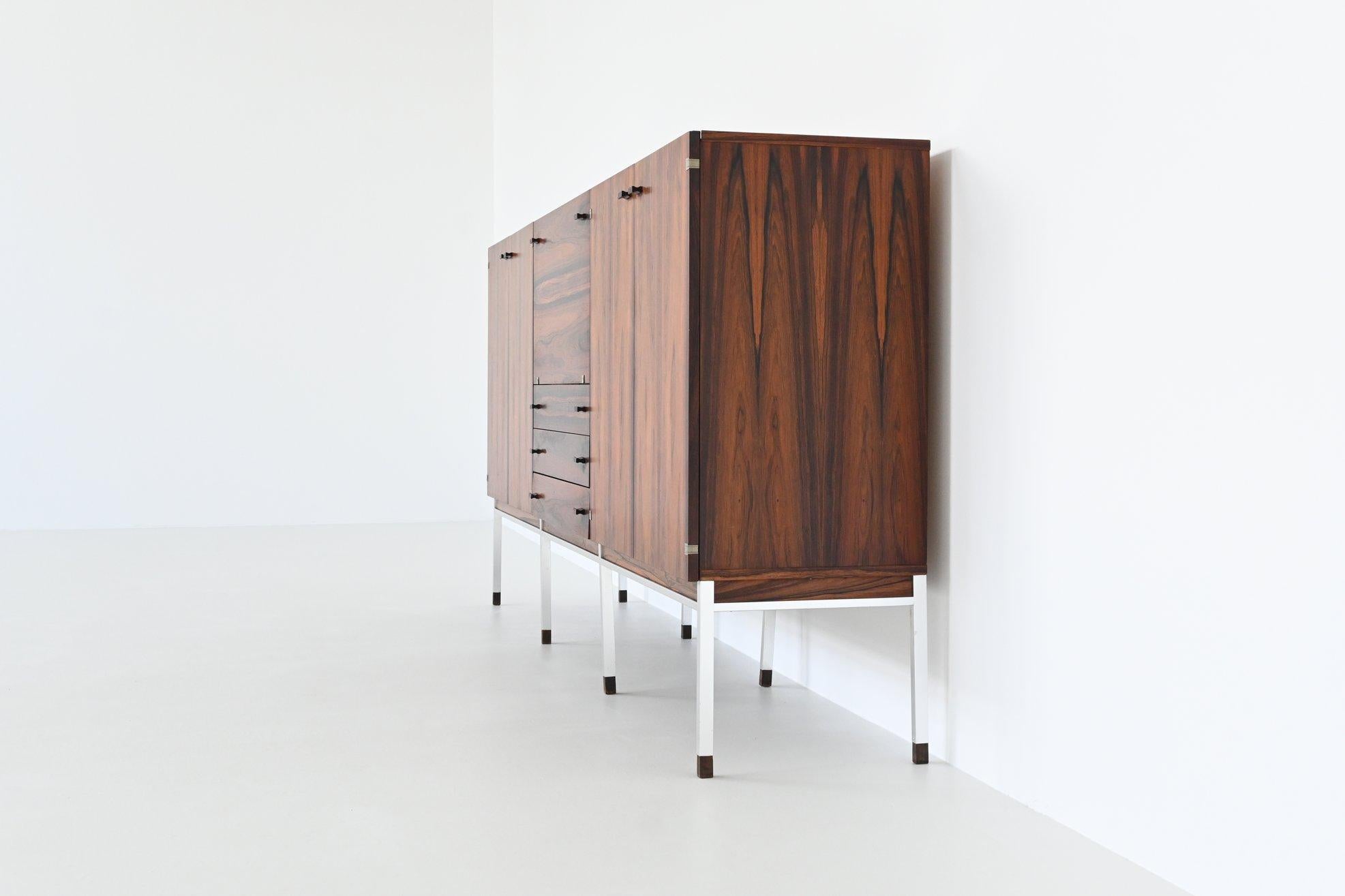 Mid-Century Modern Grand buffet en bois de rose et chrome Belgique 1960 en vente