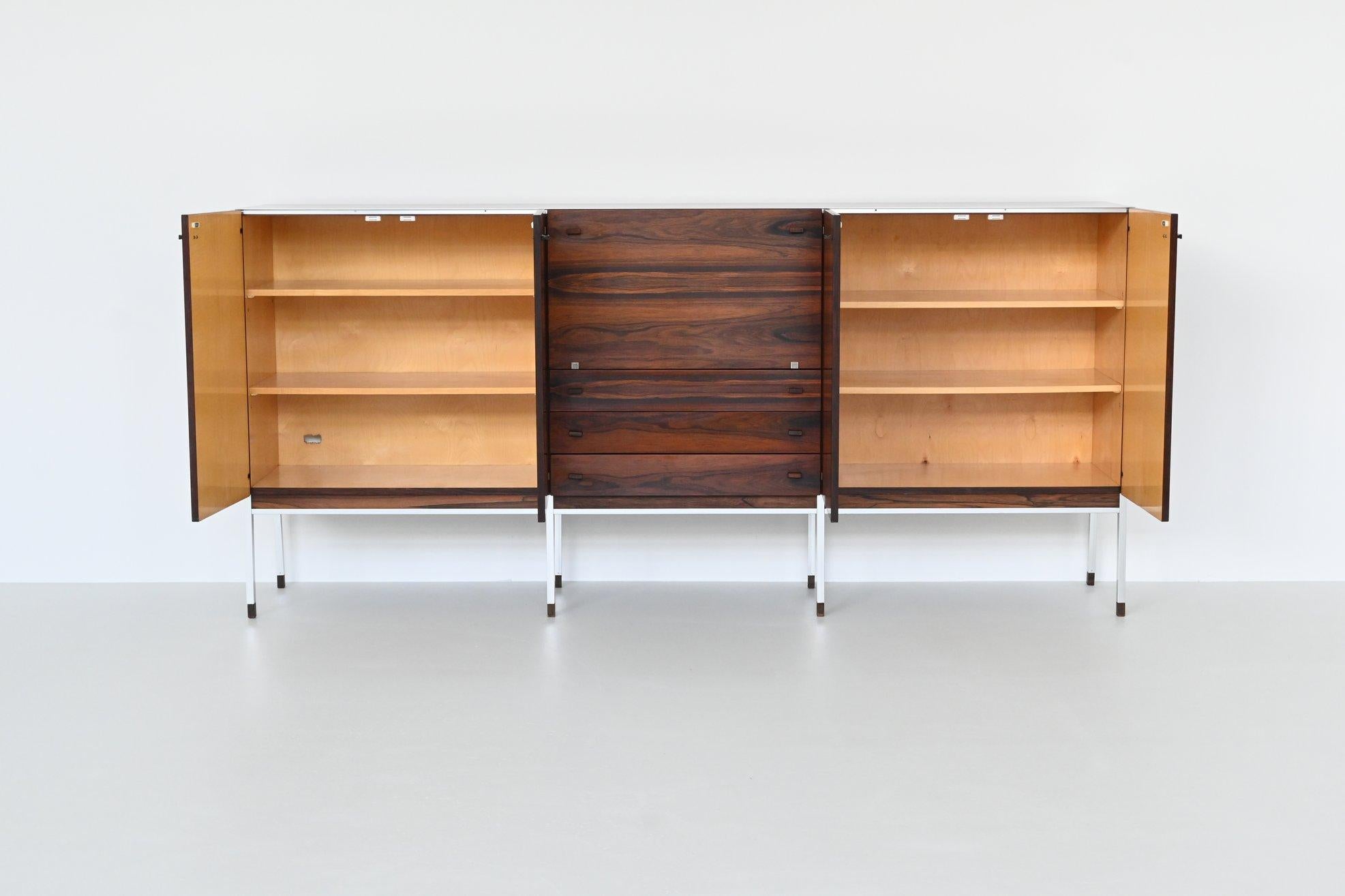 Belge Grand buffet en bois de rose et chrome Belgique 1960 en vente