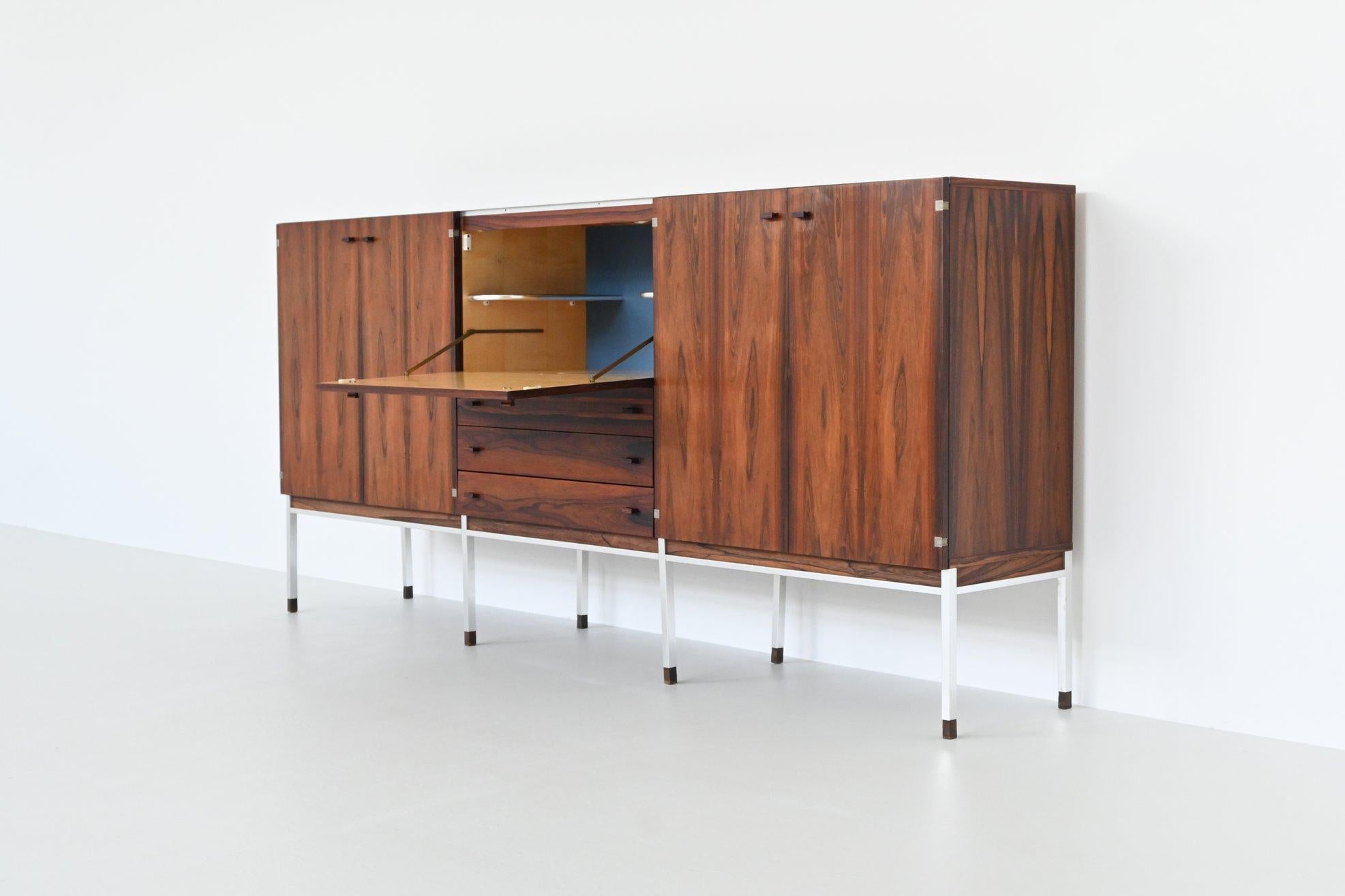 Grand buffet en bois de rose et chrome Belgique 1960 Bon état - En vente à Etten-Leur, NL