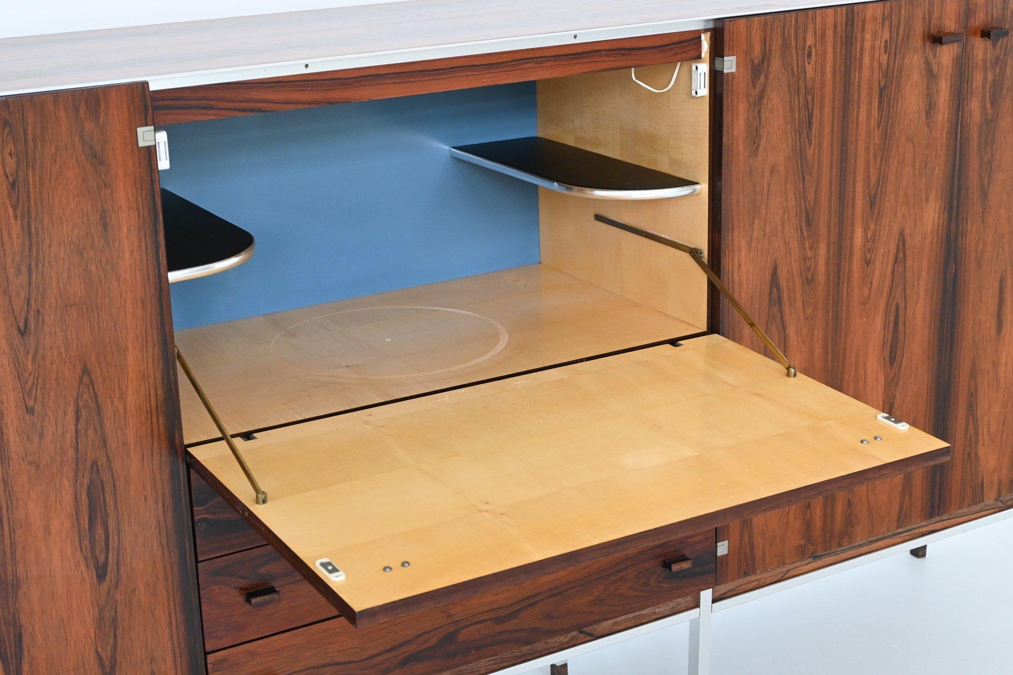 Milieu du XXe siècle Grand buffet en bois de rose et chrome Belgique 1960 en vente