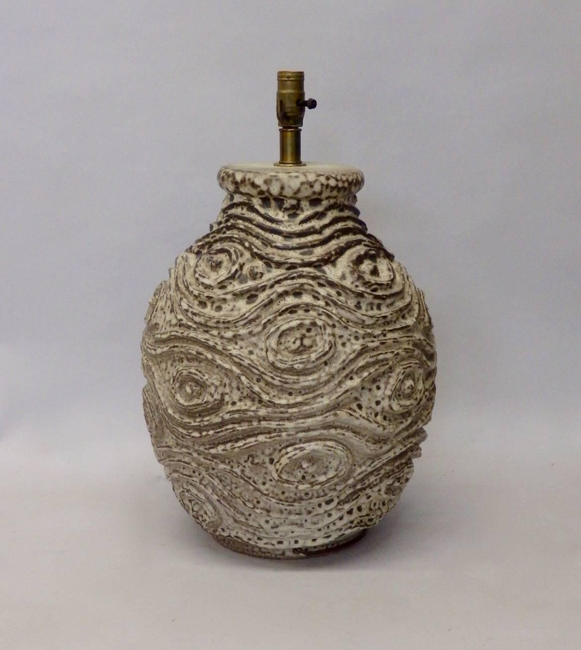 Motif et glaçure intéressants sur cette grande lampe en poterie de forme bulbeuse. 