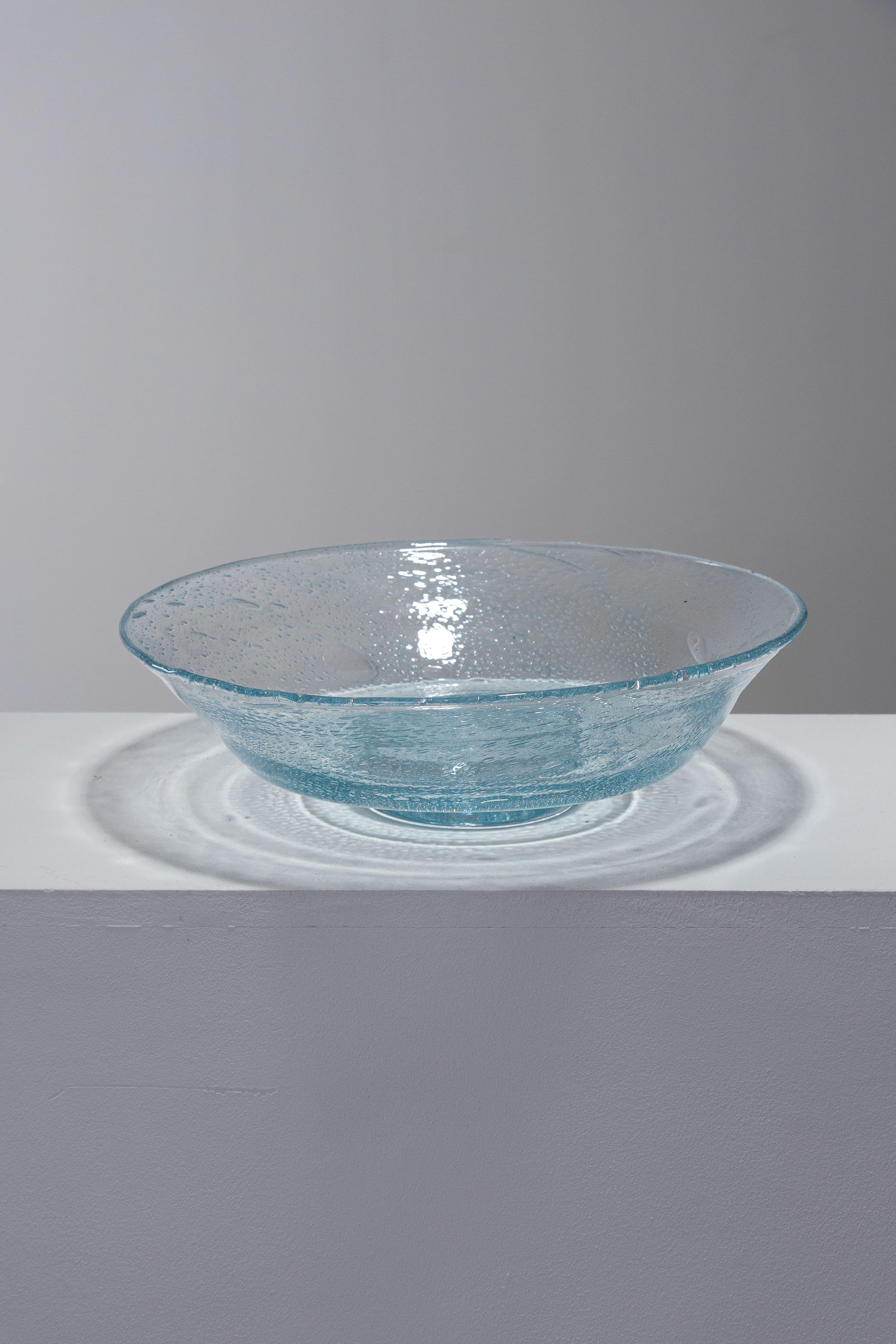 Eine große, hohle, runde, aquamarinfarbene Glasschale, die von der Cristallerie des Papes in Avignon, Frankreich, in den 1970er Jahren hergestellt wurde. Markiert unter dem Sockel. In hervorragendem Zustand.
DV2056