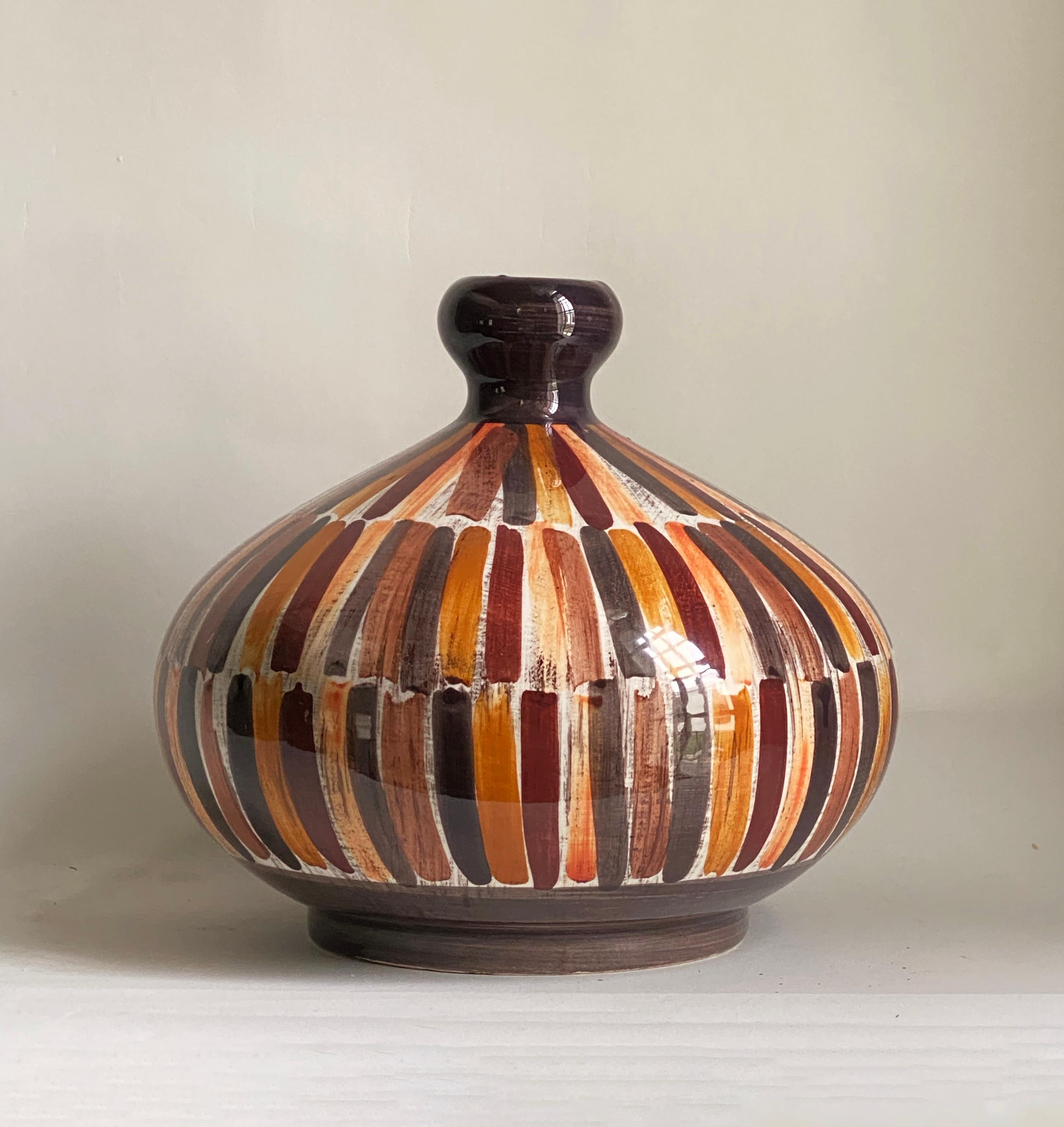 Voici un grand vase en céramique très décoratif de la fin du 20e siècle par Christina Fortini. Fabriqué en Italie, le vase est signé sur le fond. Le décor rayé est peint à la main dans des tons de bruns et de roux riches. Cette pièce est en bon état